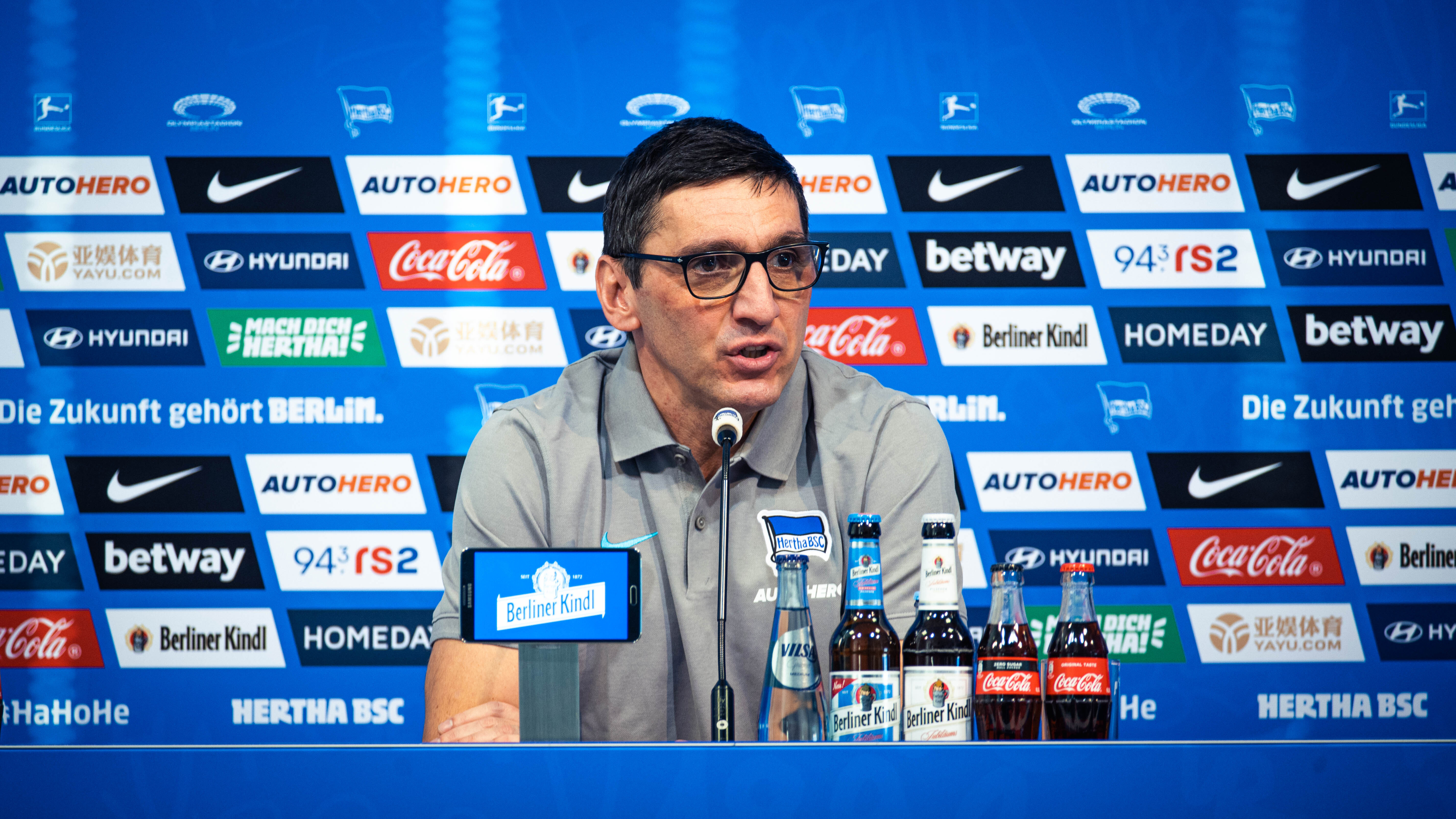 Tayfun Korkut spricht auf der Pressekonferenz vor dem Heimspiel gegen Dortmund.