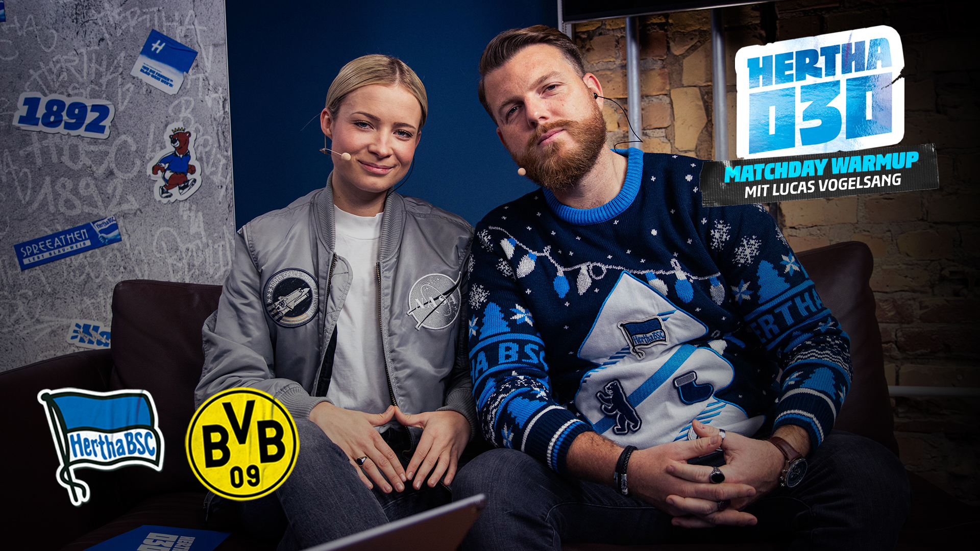Lucas Vogelsang und Lena von HerthaTV sitzen in der Traumfabrik.