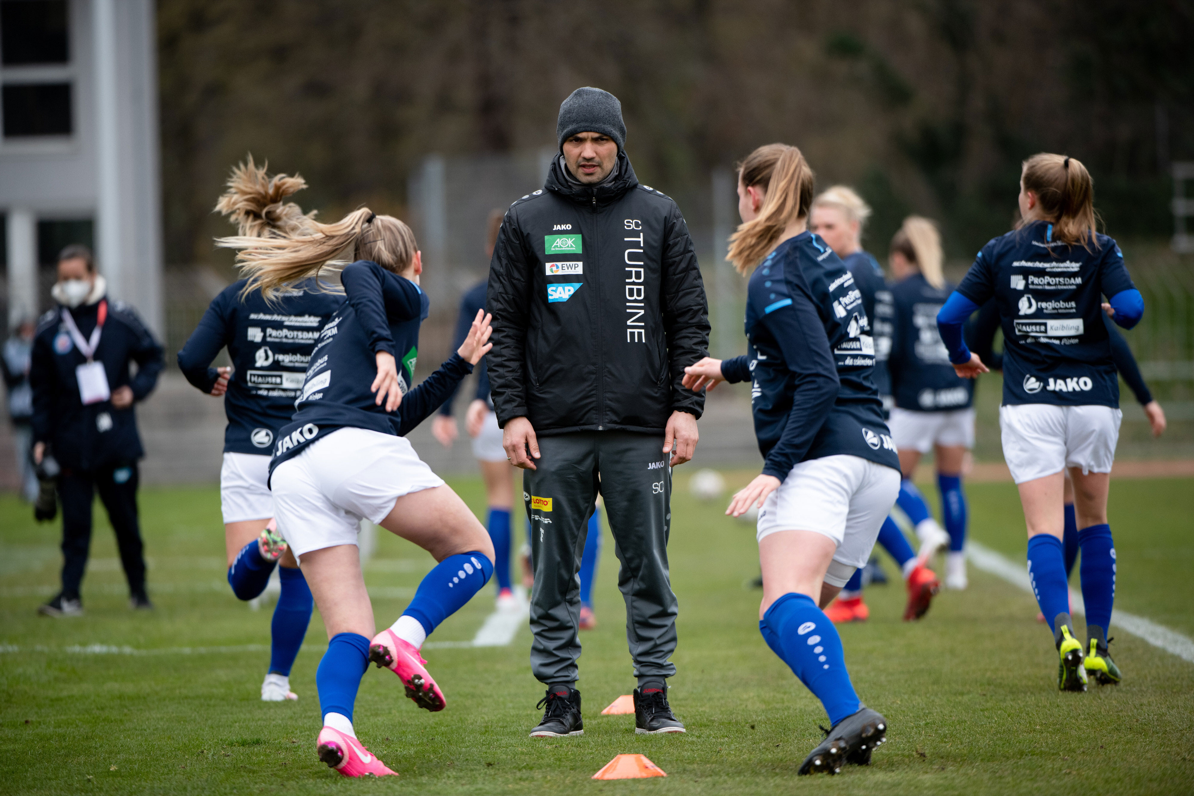 Sofian Chahed arbeitet mit seinem Turbine-Team auf dem Trainingsplatz.