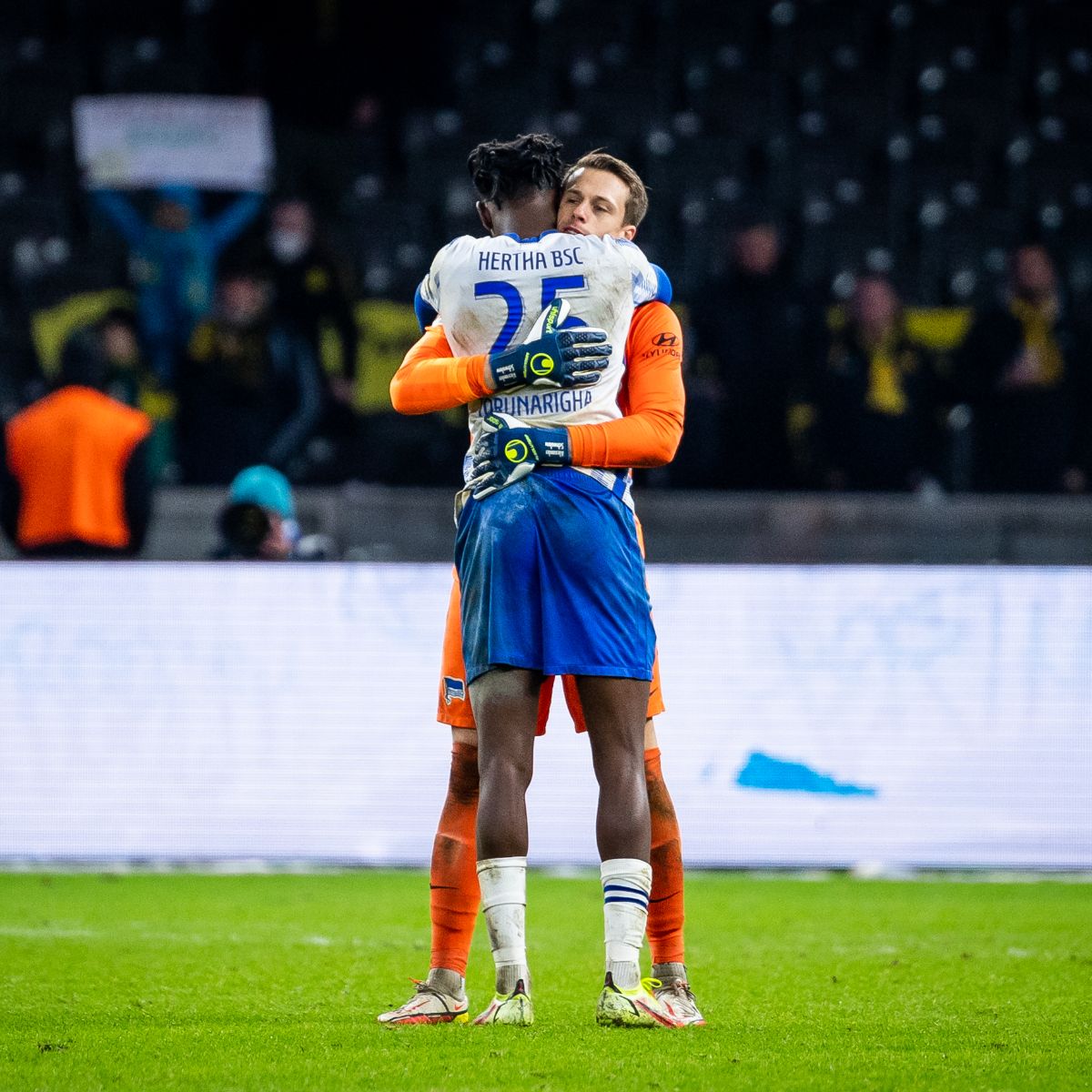 Alexander Schwolow and Jordan Torunarigha celebrate together.