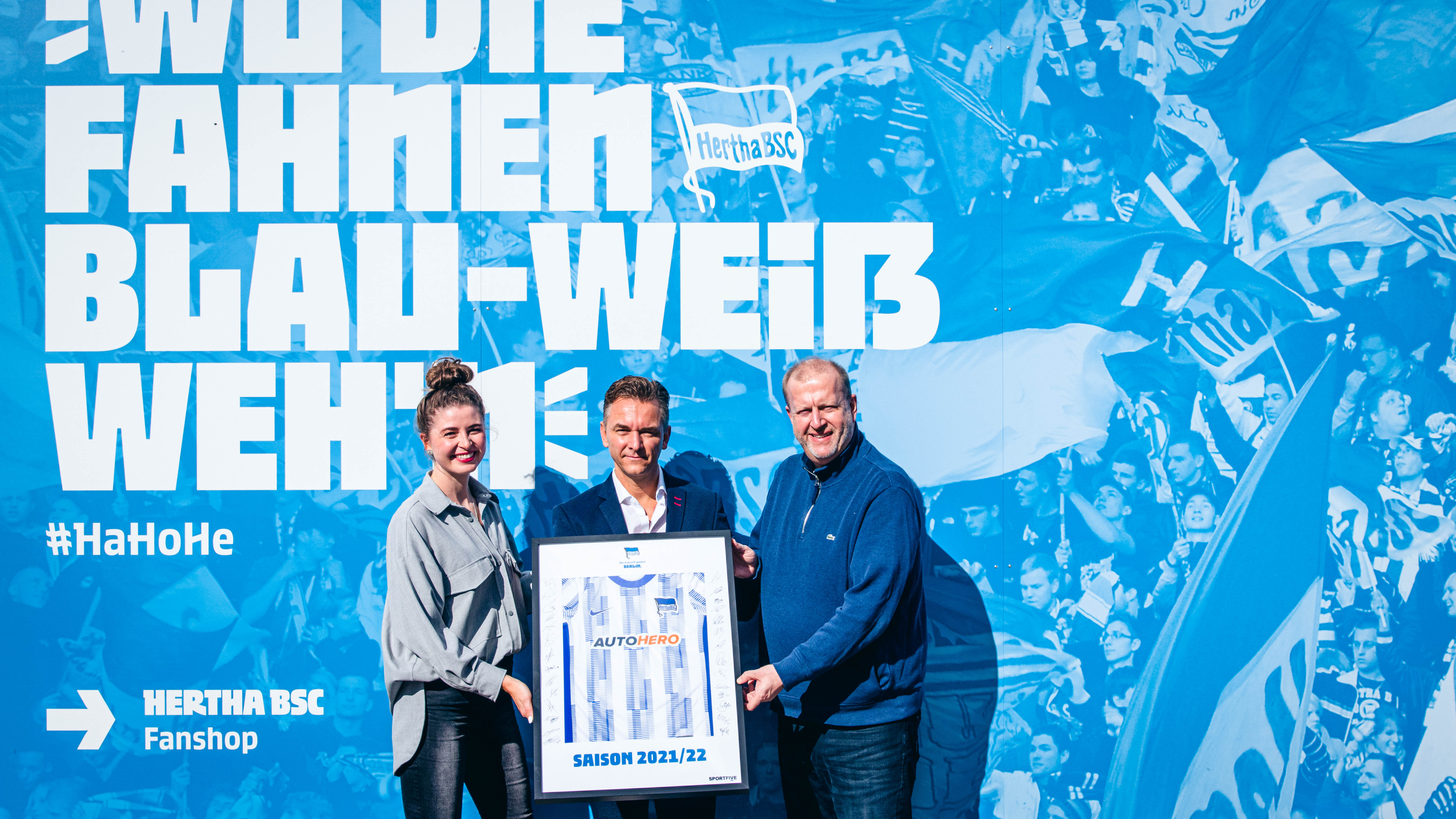 Unser Geschäftsführer Ingo Schiller übergibt das blau-weiße Trikot an Jan Lauterbach aus dem Berliner Polytan Team.