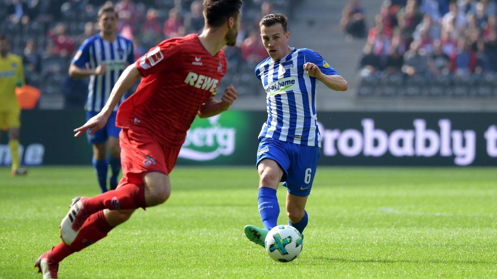 Vladimir Darida spielt einen Pass.