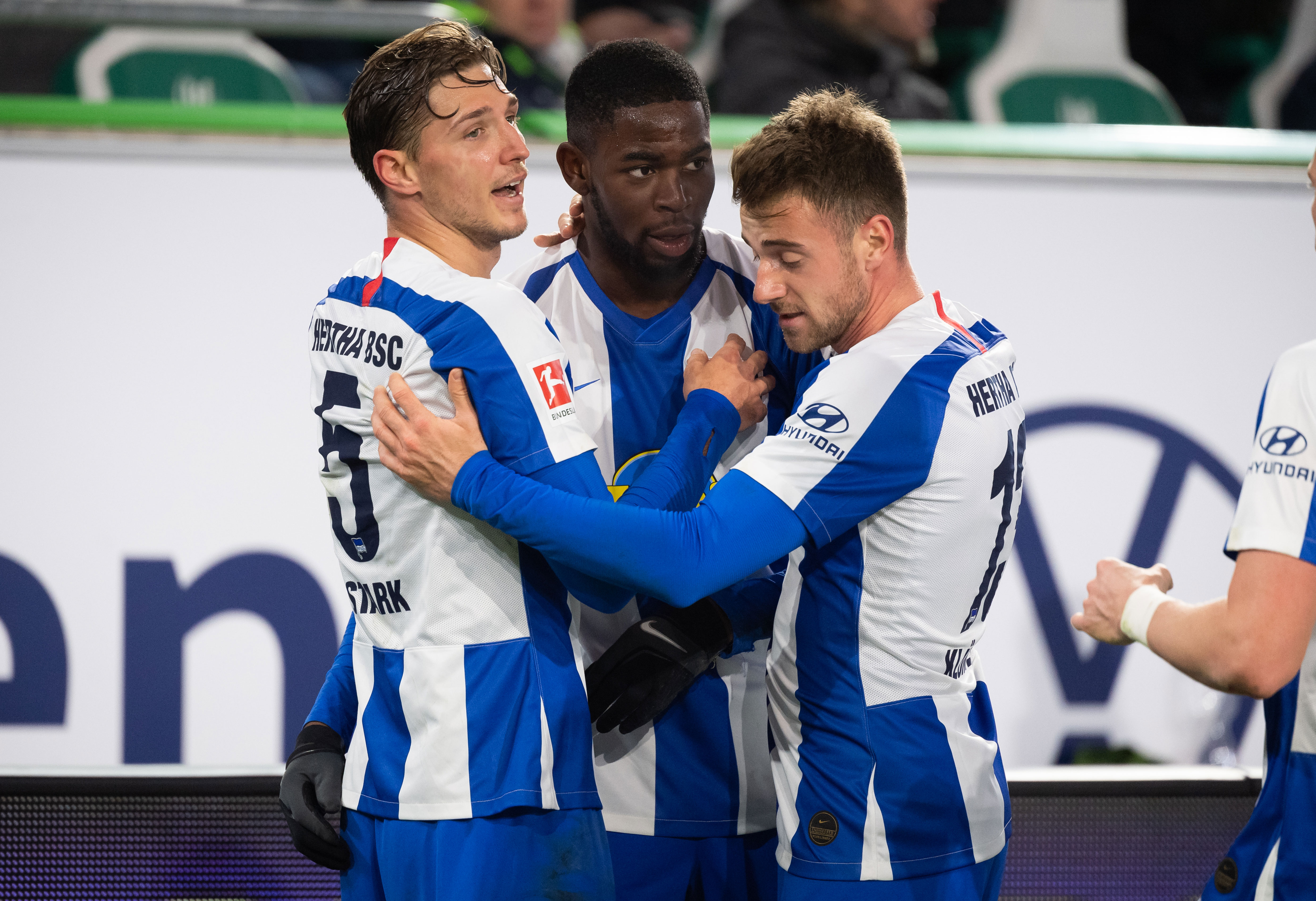 Stark, Torunarigha & Klünter bejubeln beim letzten Sieg in Wolfsburg im Januar 2020 den Ausgleich.