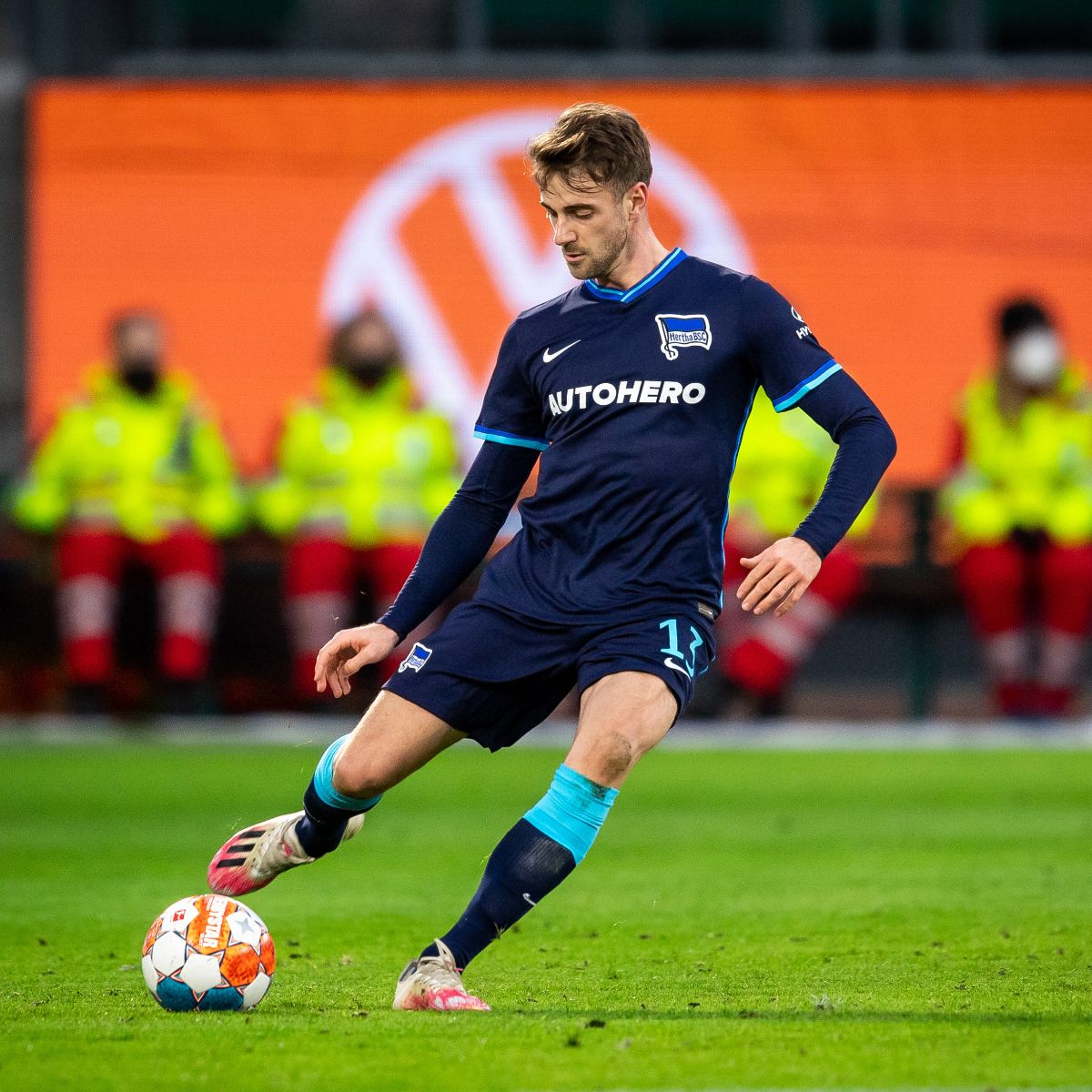 Lukas Klünter spielt bei seinem Startelf-Comeback in Wolfsburg den Ball.