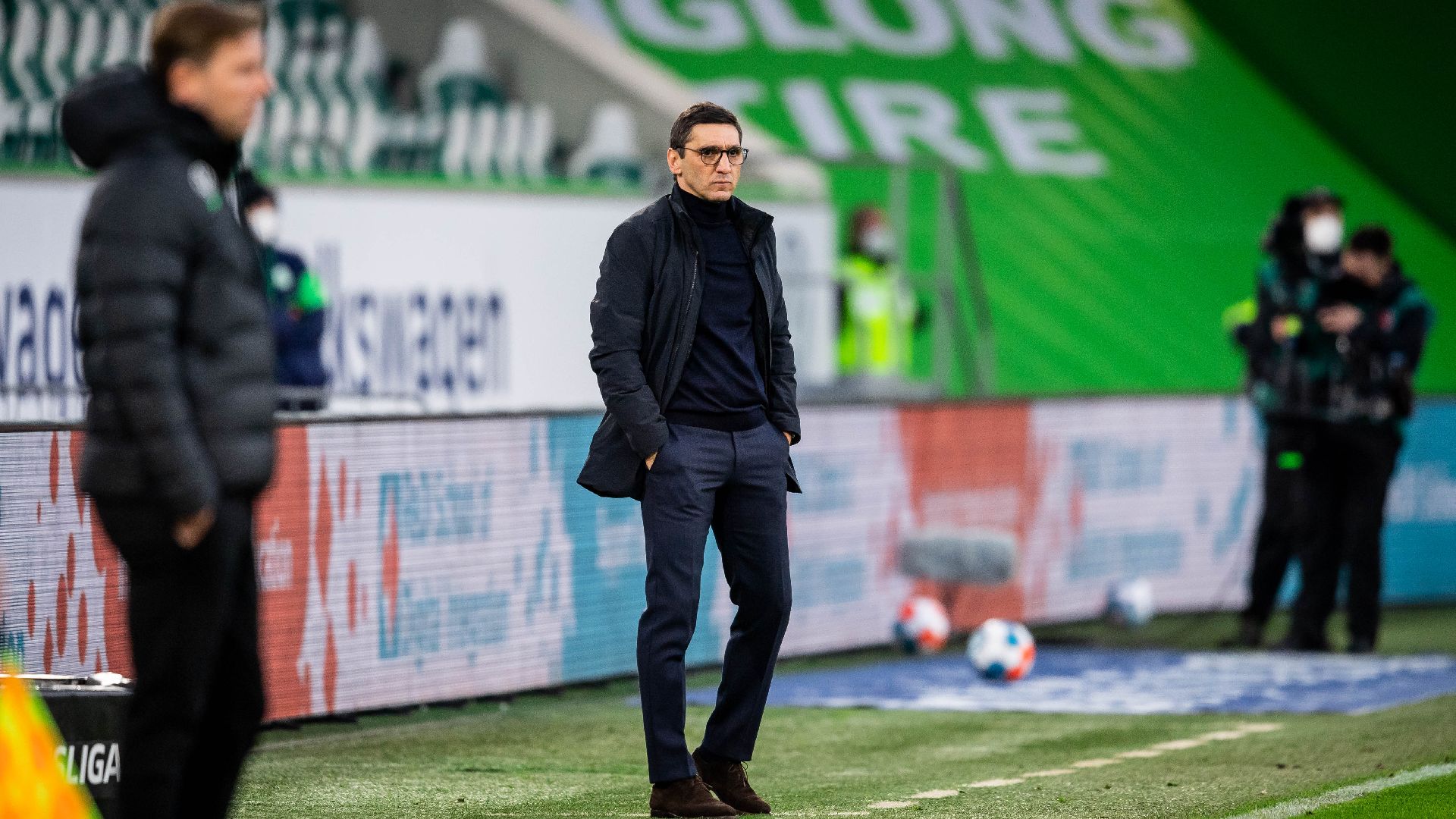 Tayfun Korkut steht in Wolfsburg an der Seitenlinie.