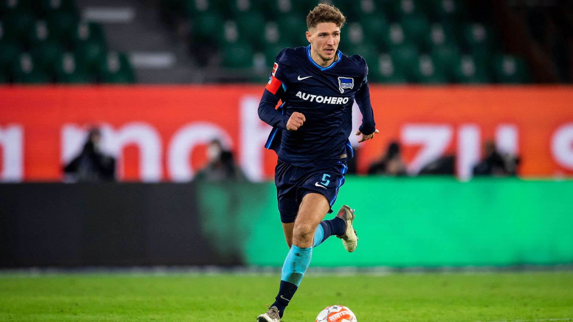 Niklas Stark führt den Ball gegen Wolfsburg.