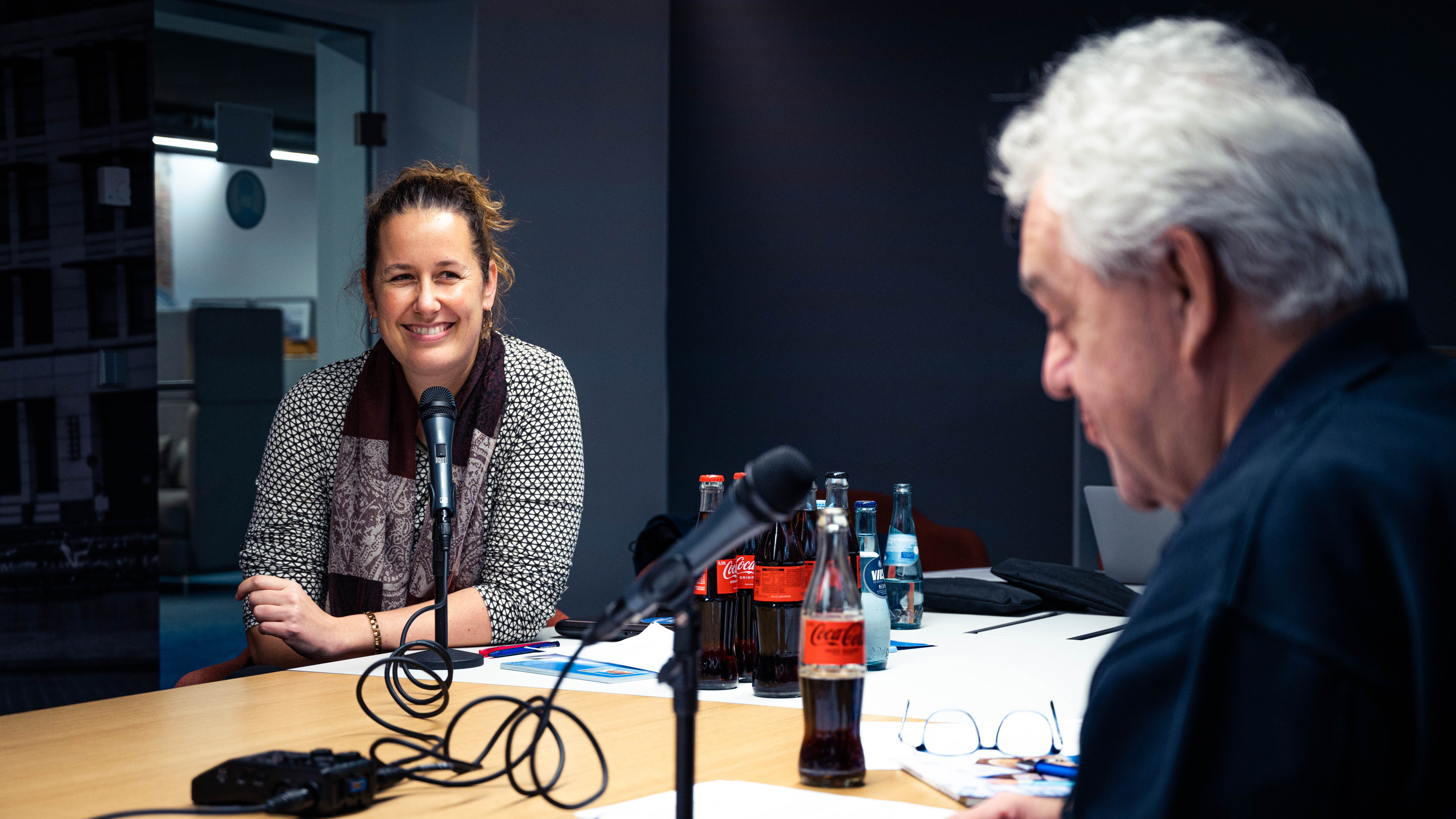 Theresa Hentschel-Boese (li.) und Manfred "Manne" Sangel während der Podcast-Aufzeichnung.