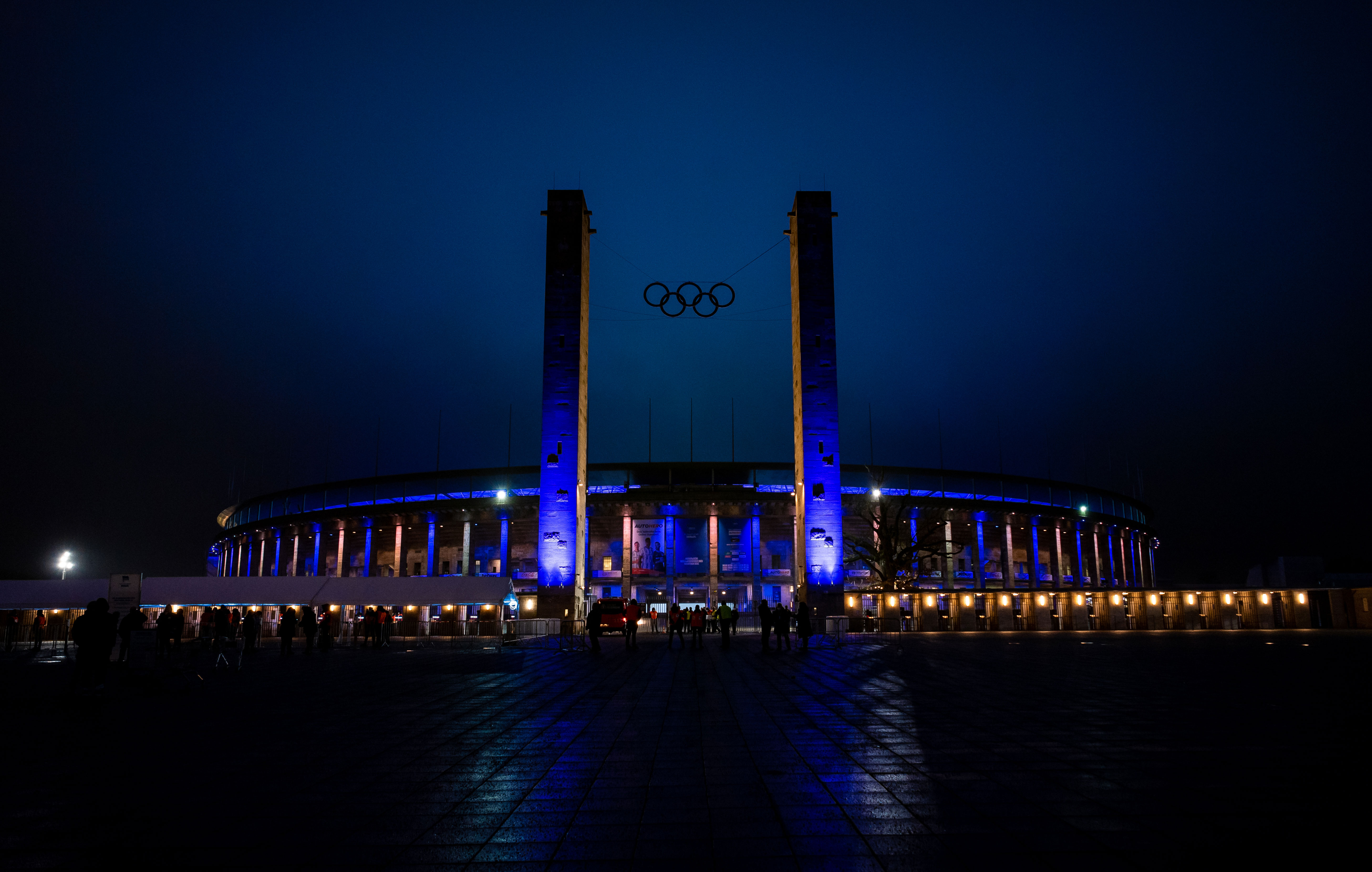 Das Olympiastadion erstrahlt in bunten Lichtern.