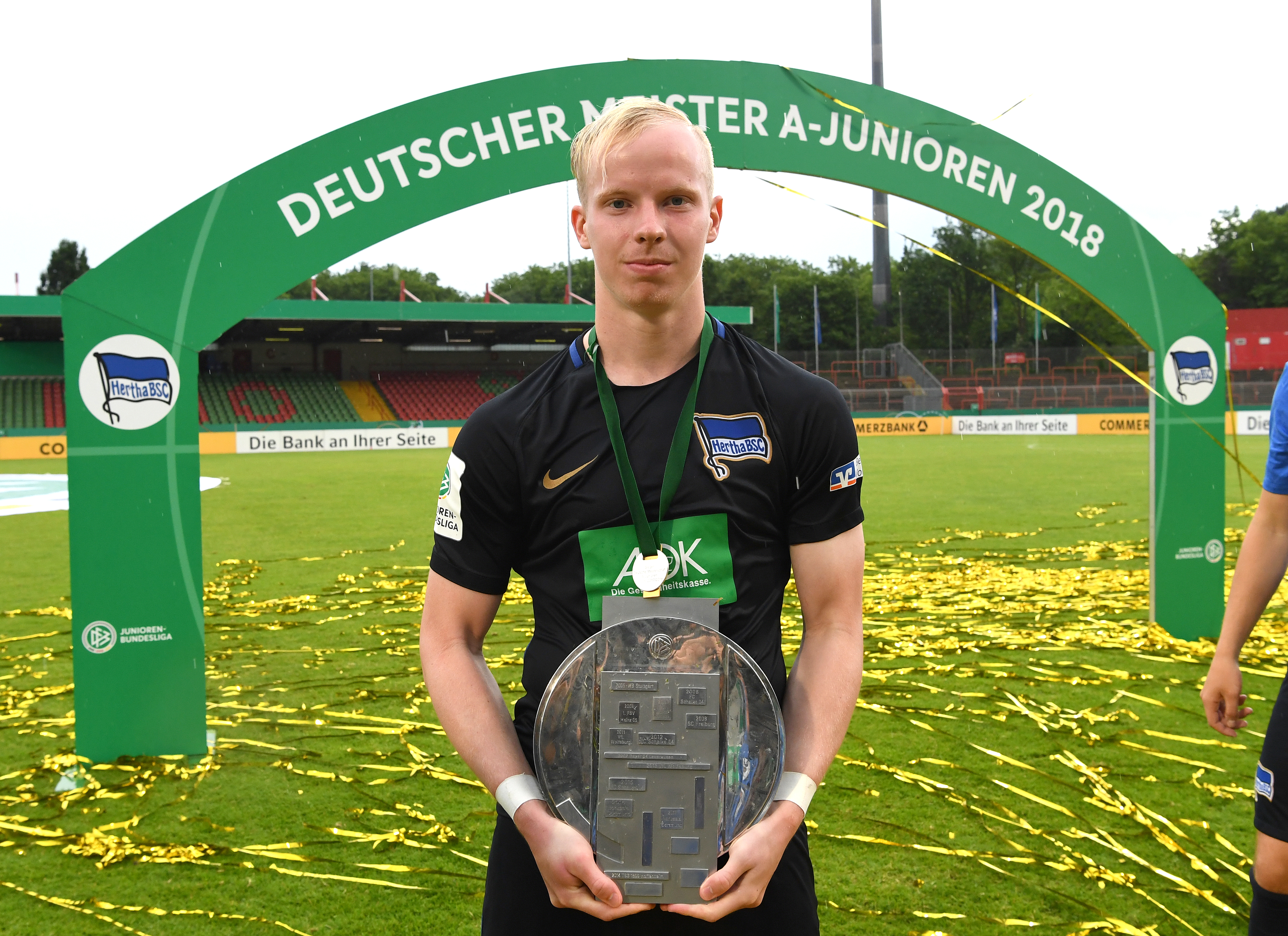 Dennis Jastrzembski hält die Schale für den Gewinn der deutschen A-Junioren-Meisterschaft in den Händen.