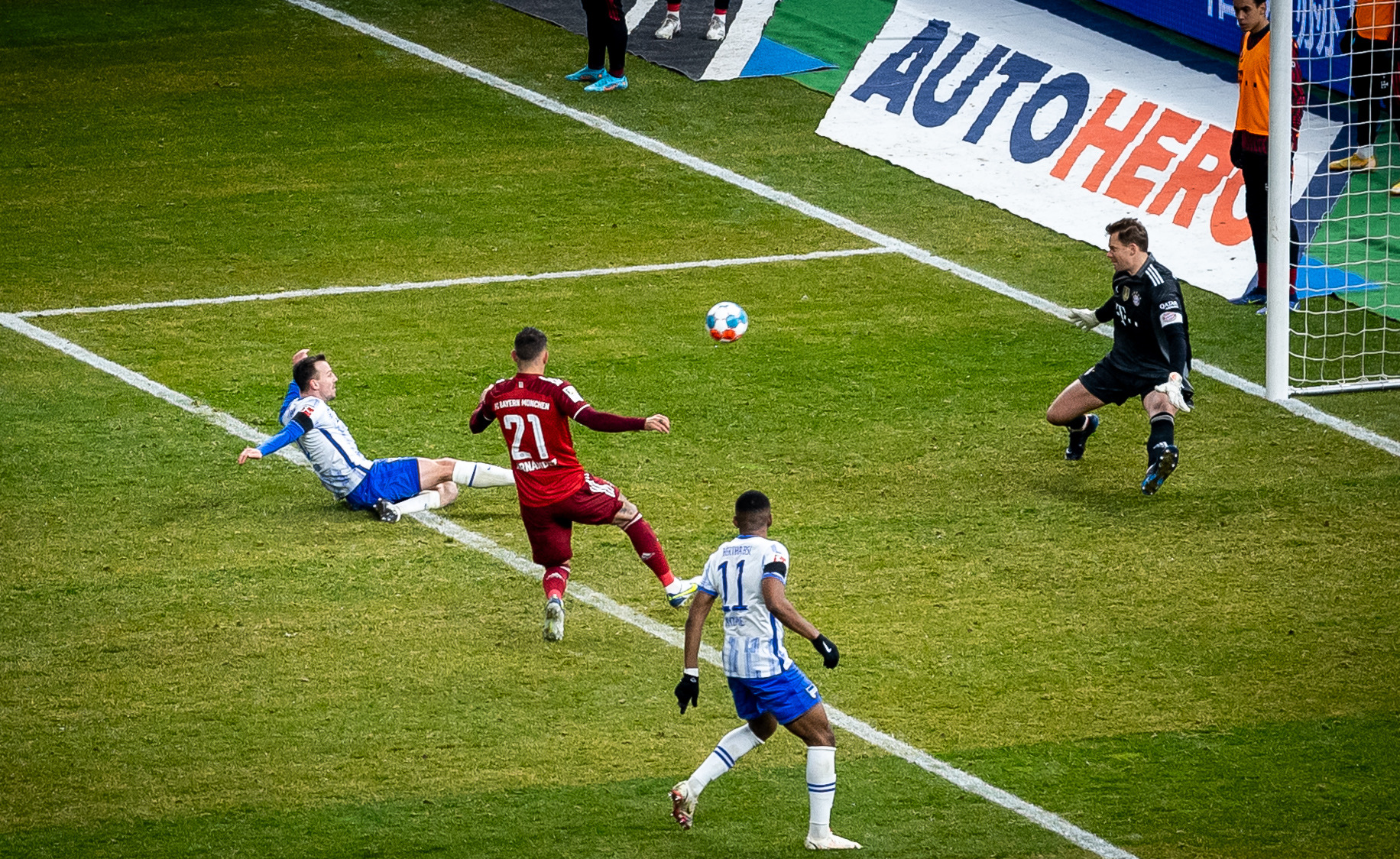 Vladimír Darida manda el balón a la izquierda de la portería.
