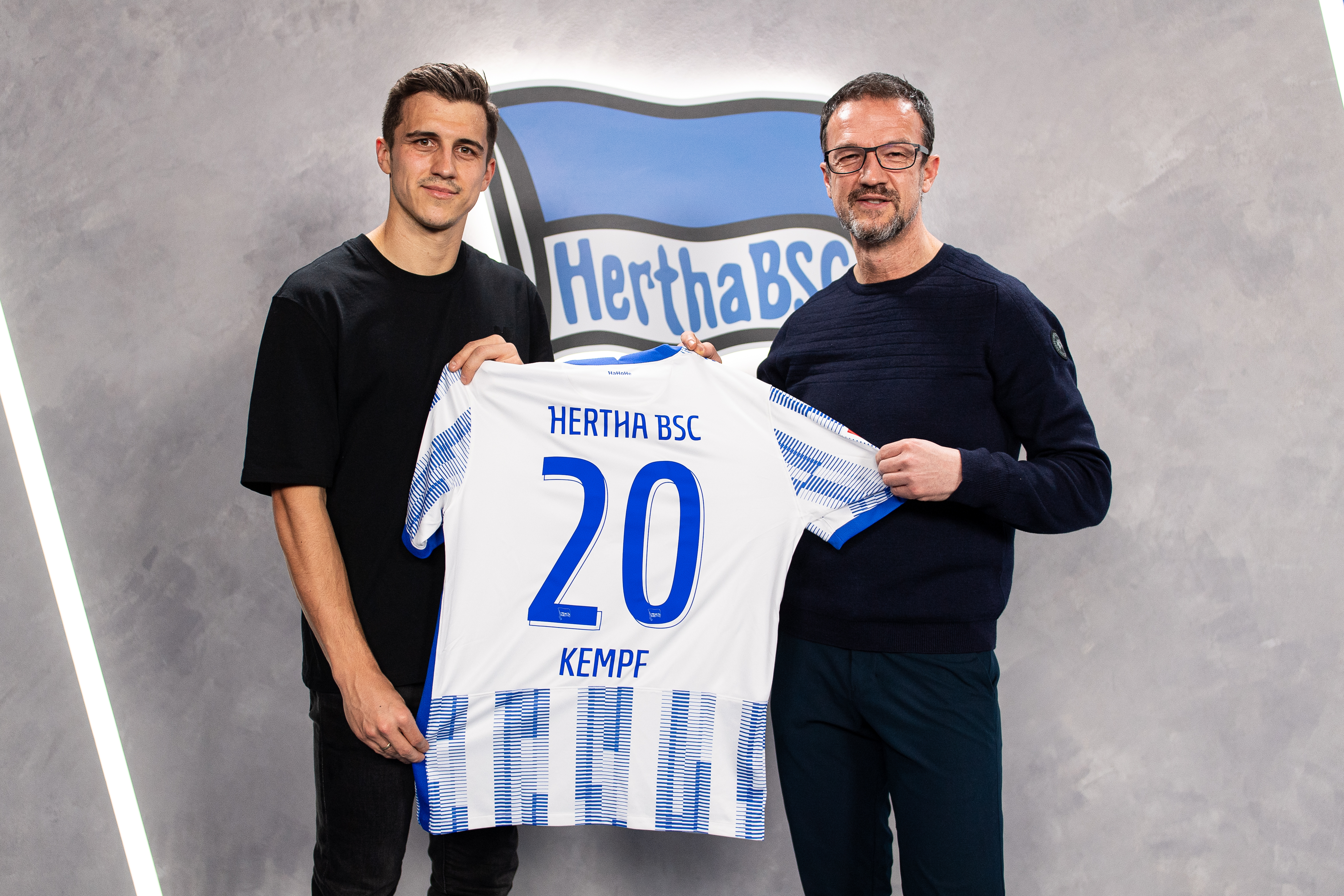 Marc Oliver Kempf (izq.) y Fredi Bobic sujetan una camiseta del Hertha.