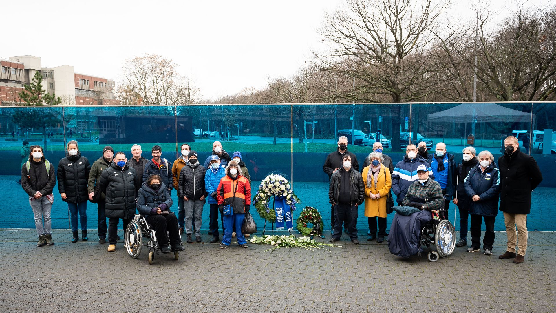 Präsident Werner Gegenbauer, Paul Keuter sowie Vertreterinnen und -vertreter unserer Faninitiativen und unterschiedlicher Organisationen legten am Denkmal für die Opfer der Nationalsozialistischen Euthanasie-Morde einen Kranz nieder.