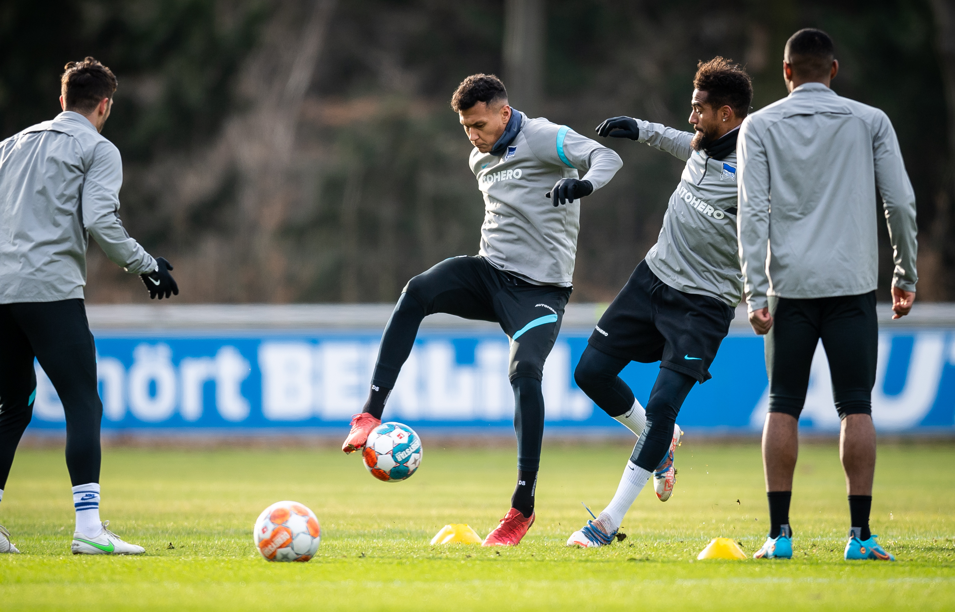 Davie Selke and Prince Boateng battle for the ball.