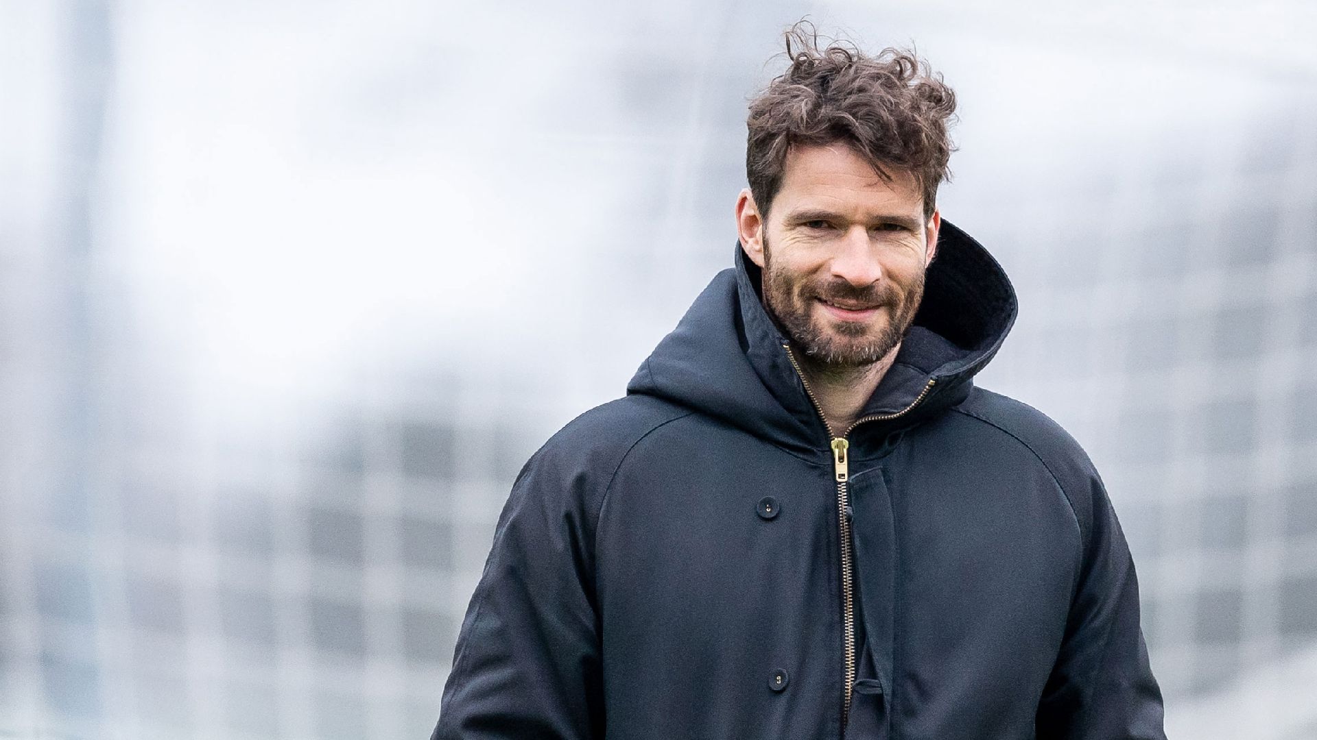 Arne Friedrich geht auf dem Trainingsgelände.