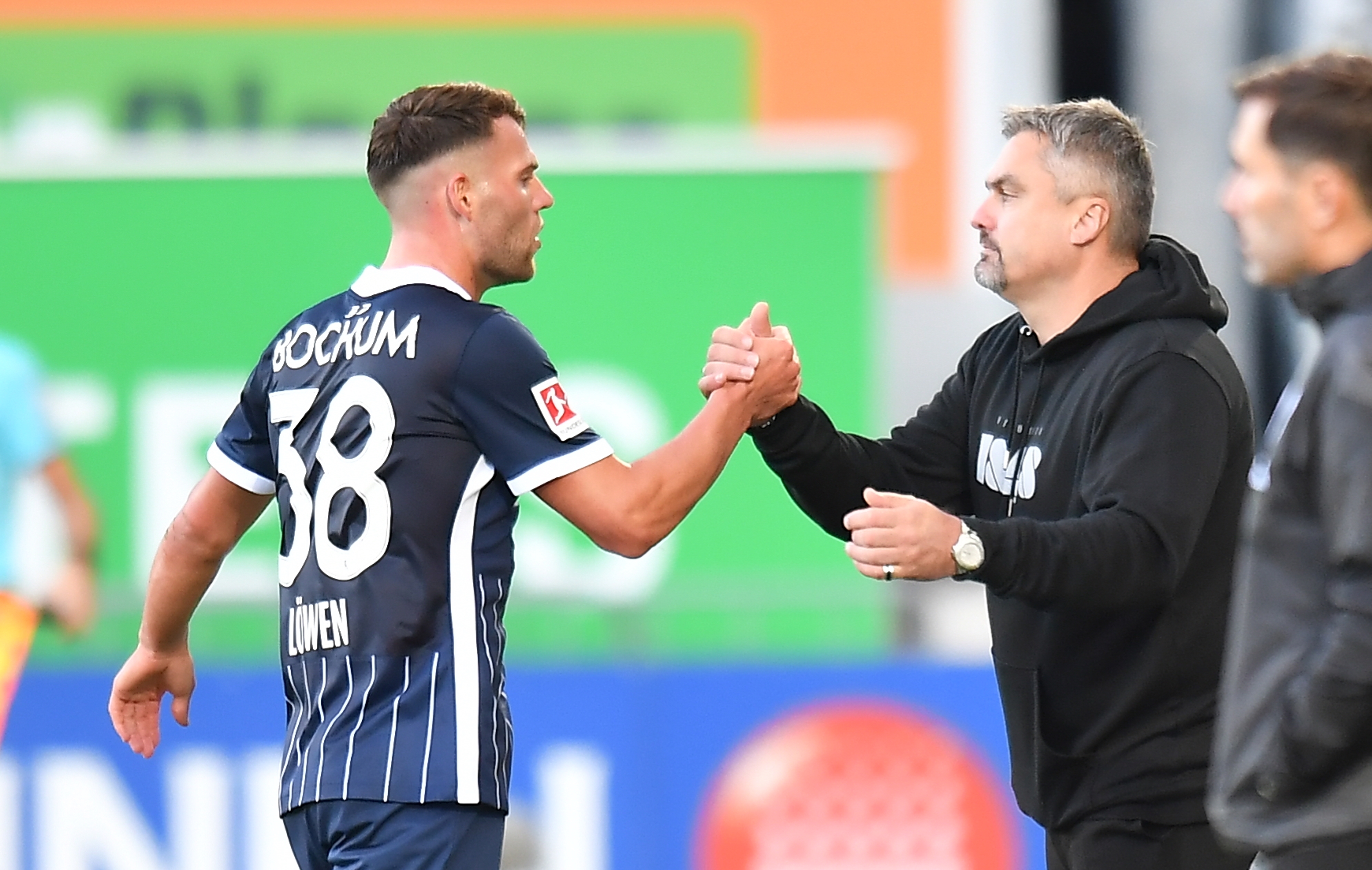 Eduard Löwen und Bochums Coach Thomas Reis klatschen ab.