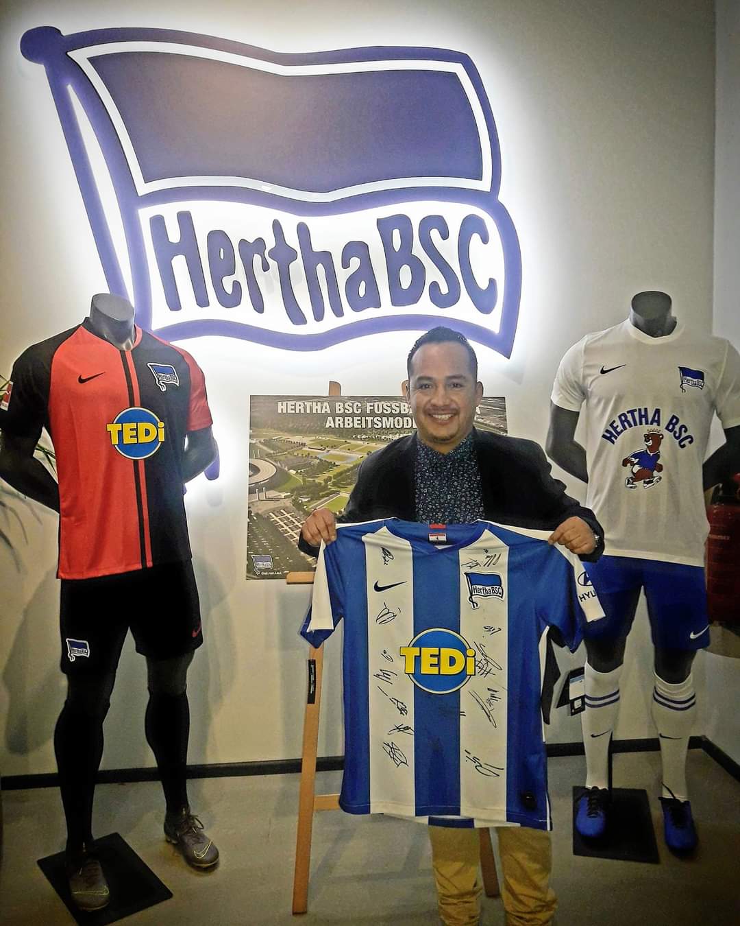 Luis Llanos Lazo präsentiert stolz sein Hertha-Trikot.