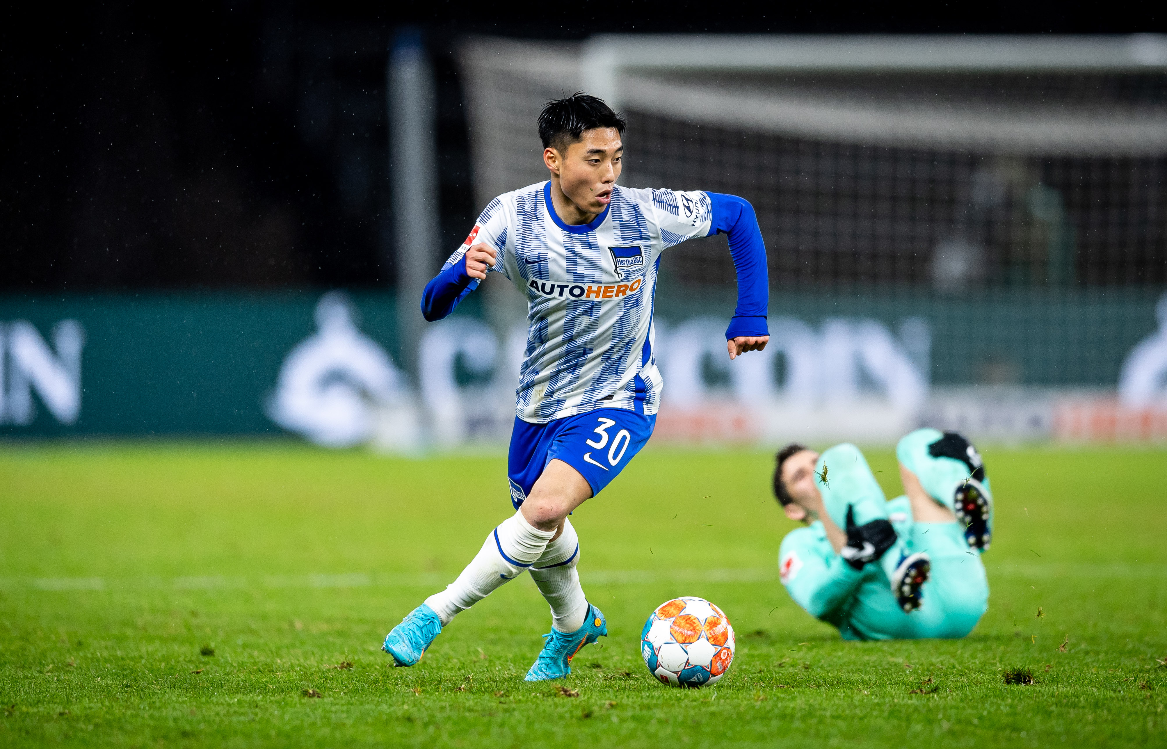 Neuzugang Dongjun Lee treibt den Ball nach vorne.