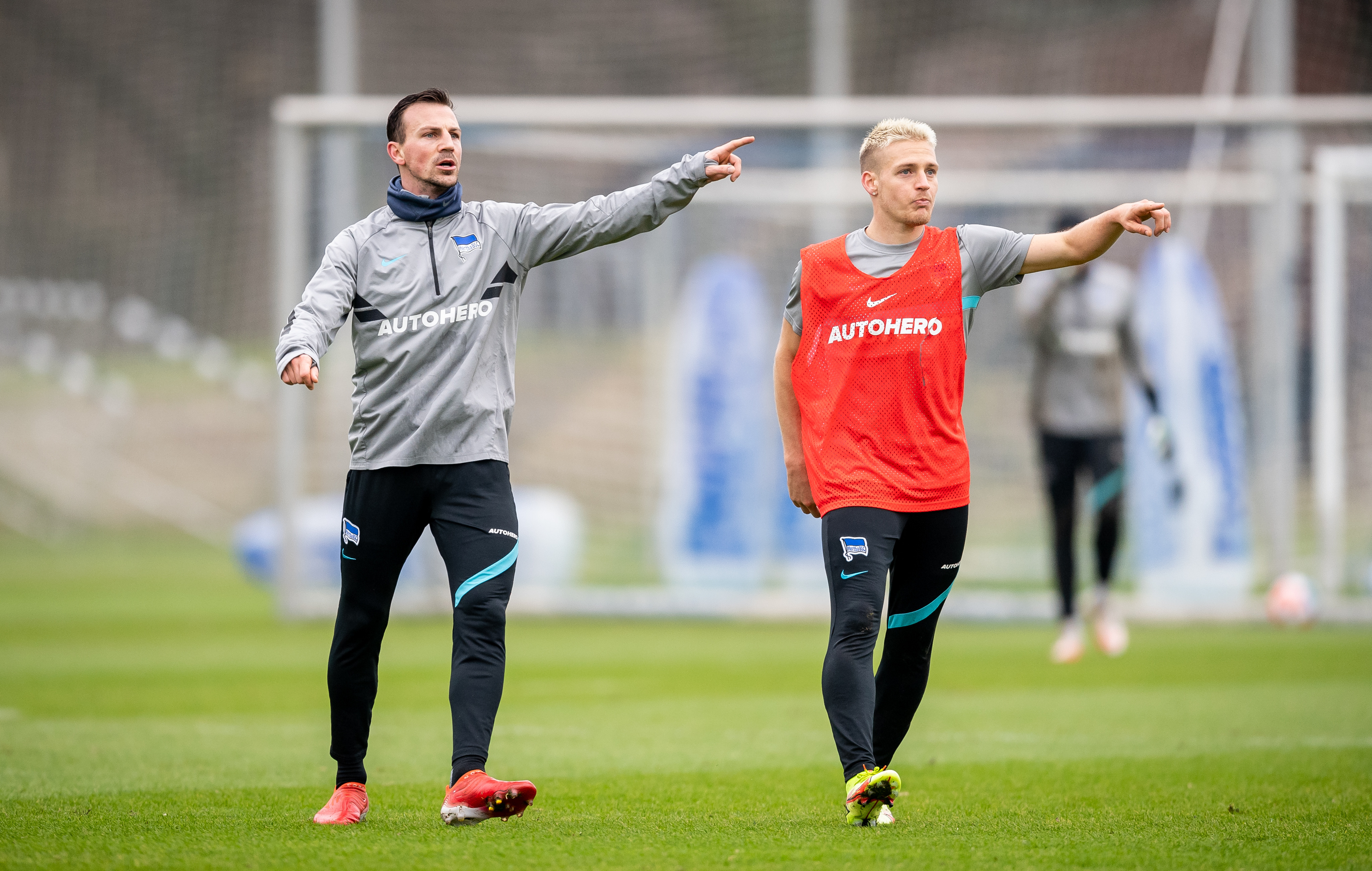 Vladimír Darida und Santiago Ascacíbar geben Anweisungen an ihre Mitspieler.