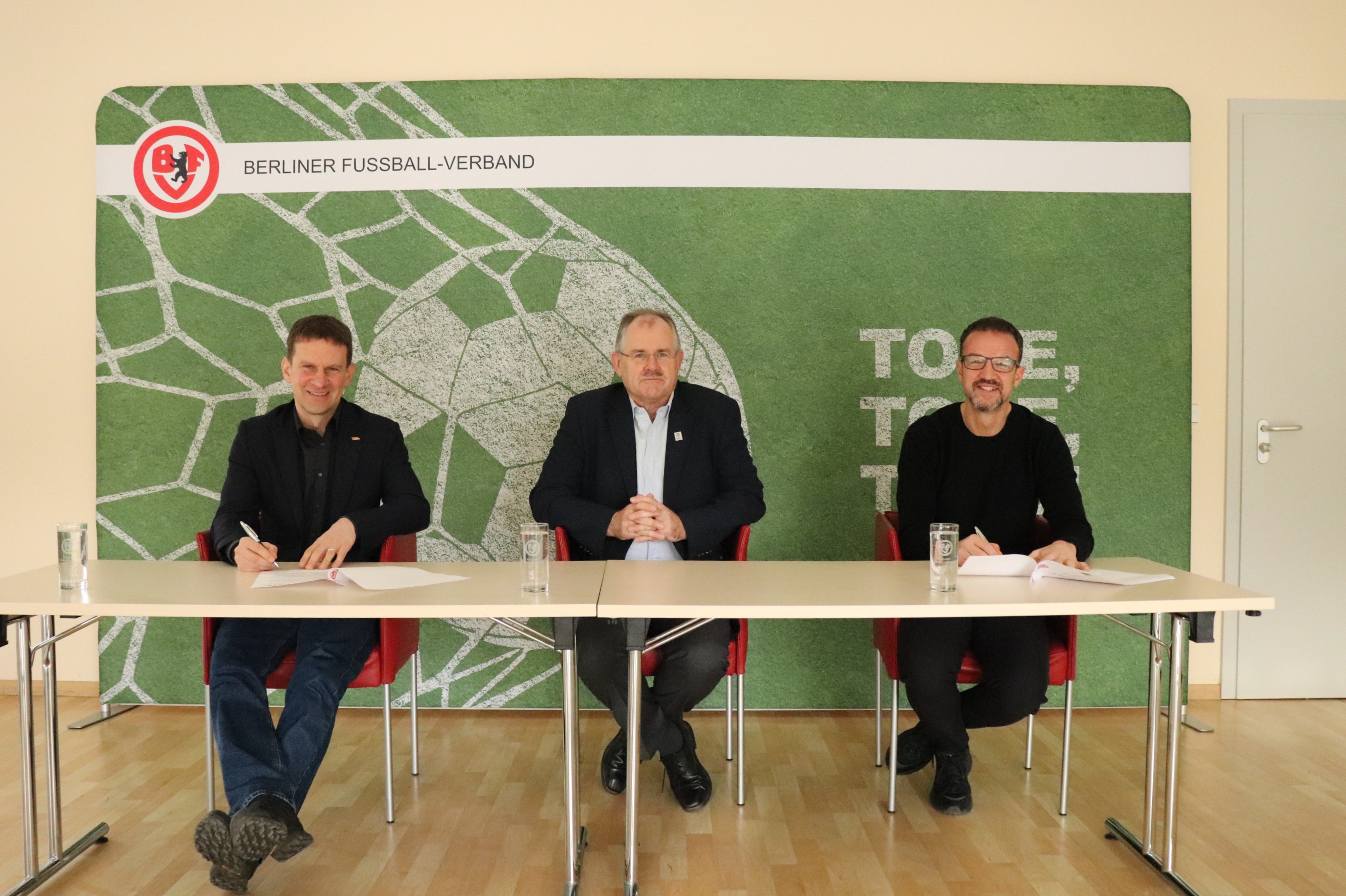 Lutz Munack, Bernd Schultz und Fredi Bobic bei der Vertragsunterschrift.