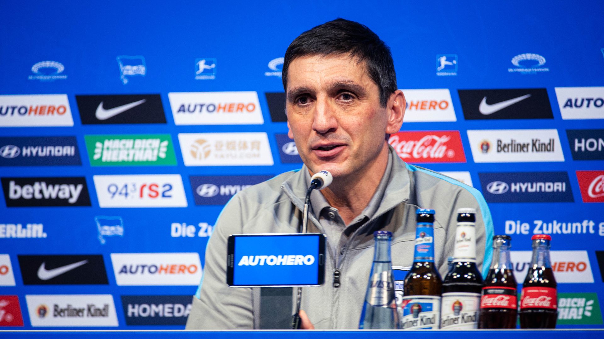 Tayfun Korkut spricht auf der Pressekonferenz vor dem Auswärtsspiel in Fürth.