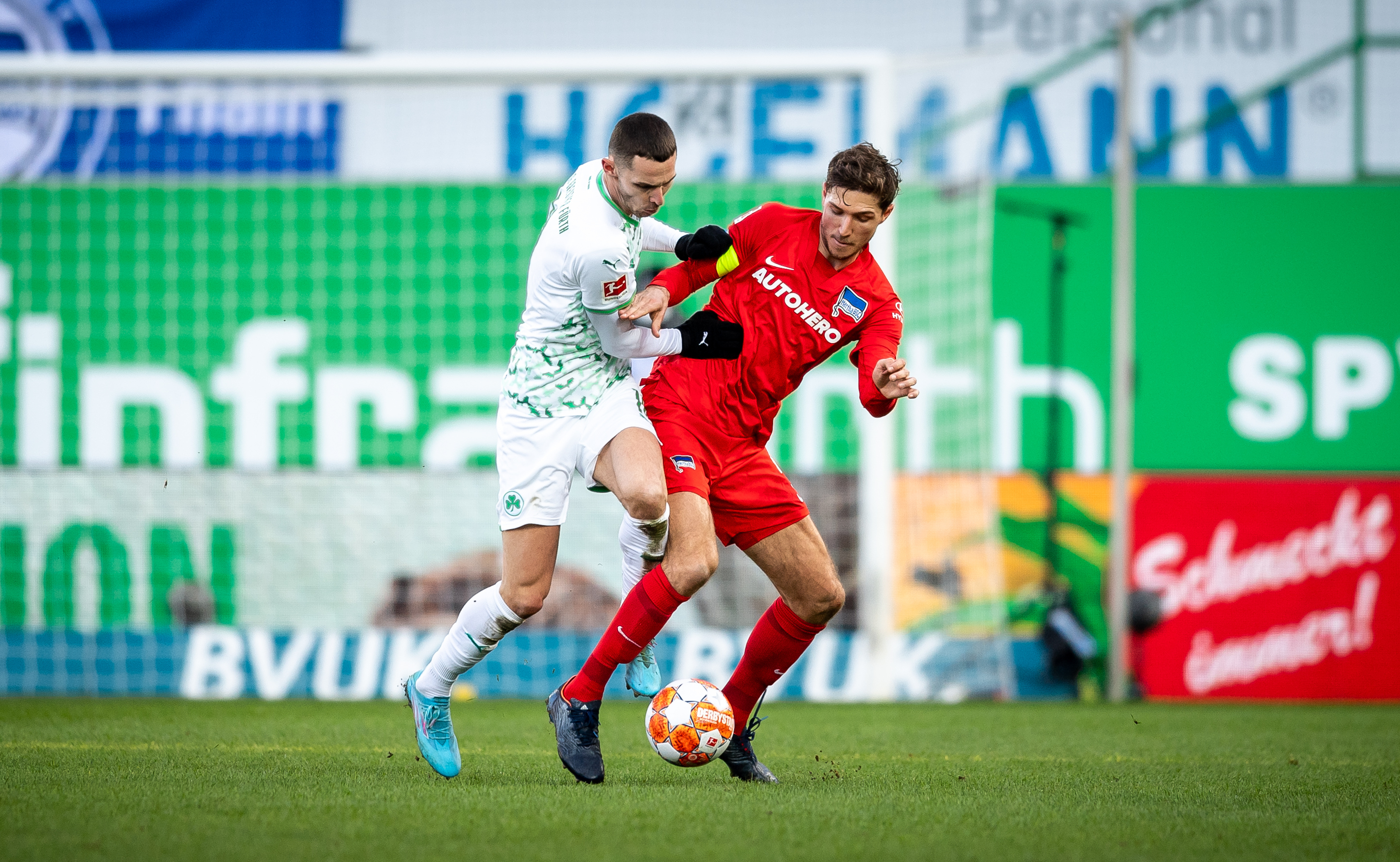 Niklas Stark im Zweikampf mit Branimir Hrgota.