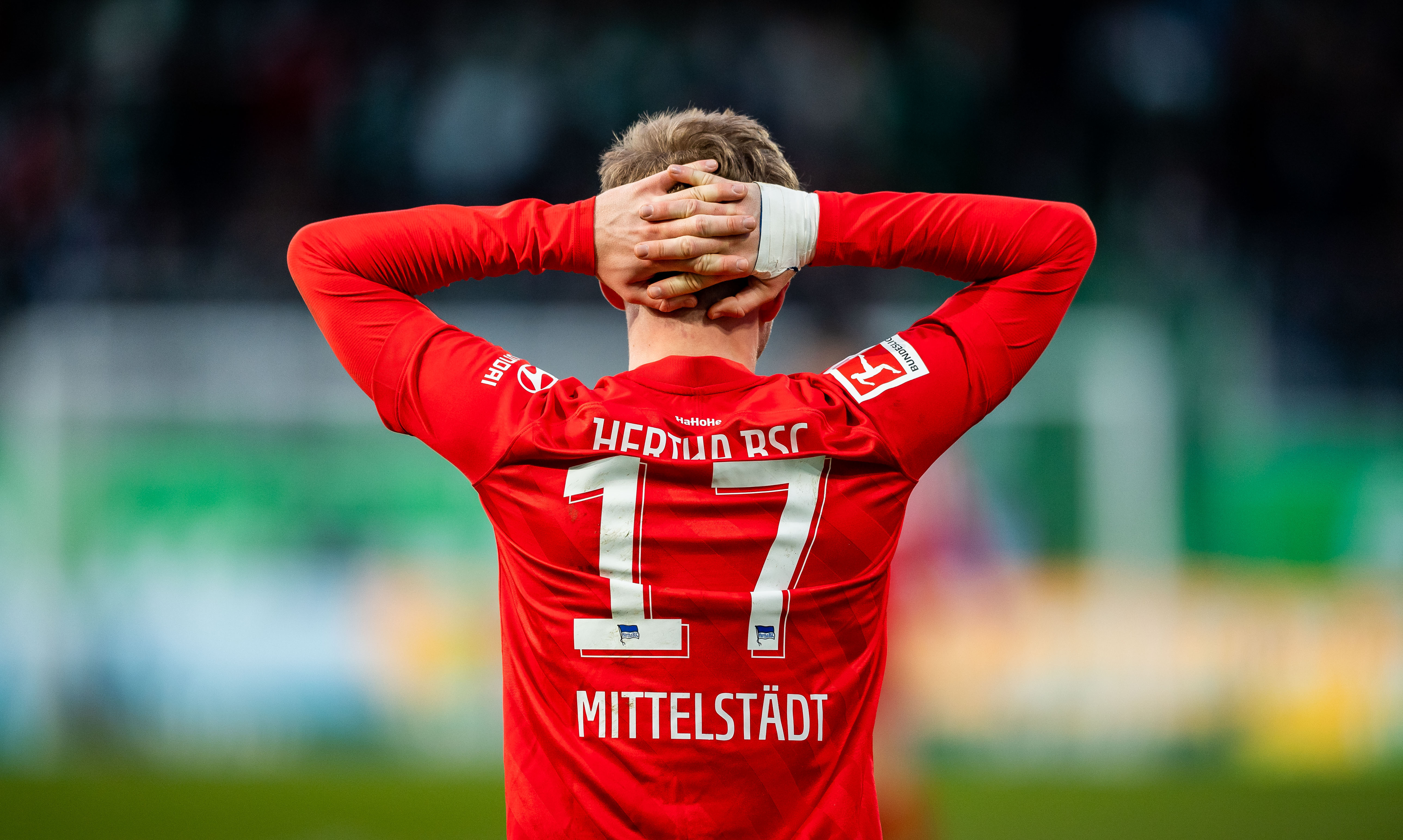 Maximilian Mittelstädt cruza los brazos detrás de su cabeza.