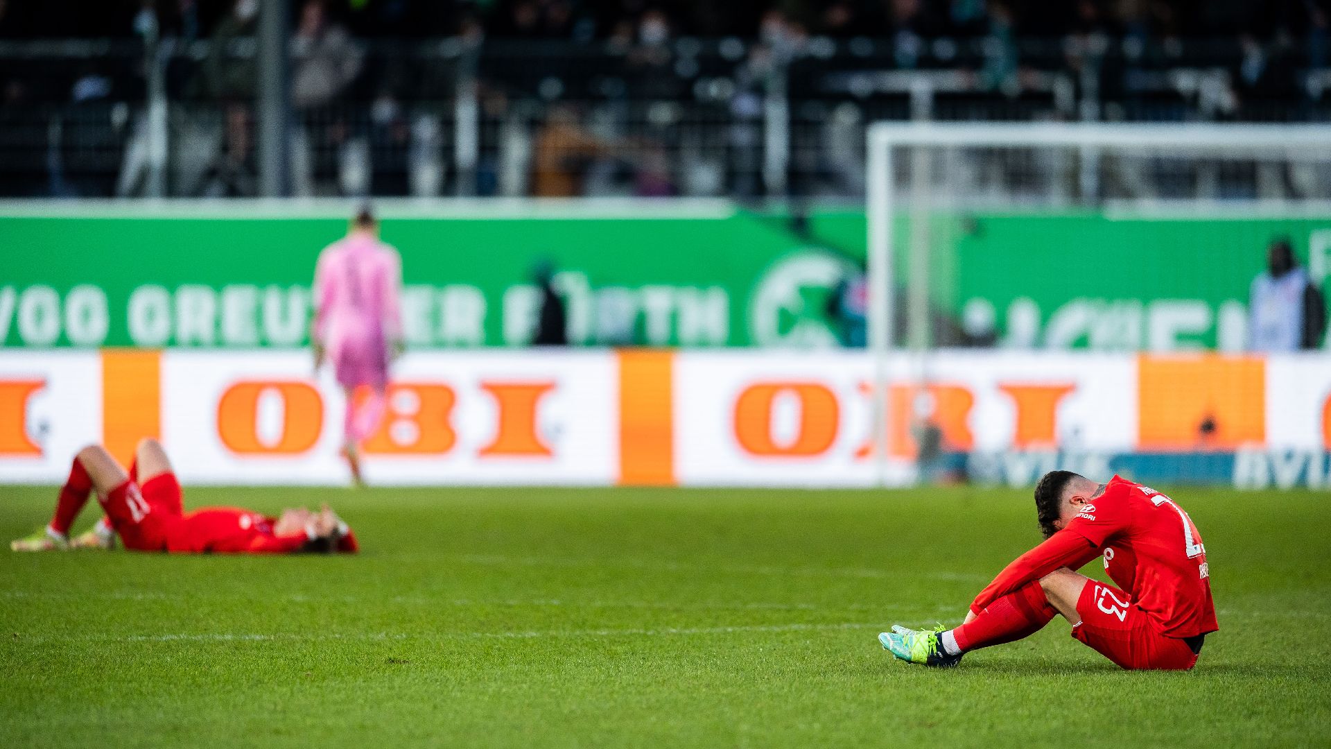 Marco Richter und Maxi Mittelstädt kauern enttäuscht auf dem Rasen.