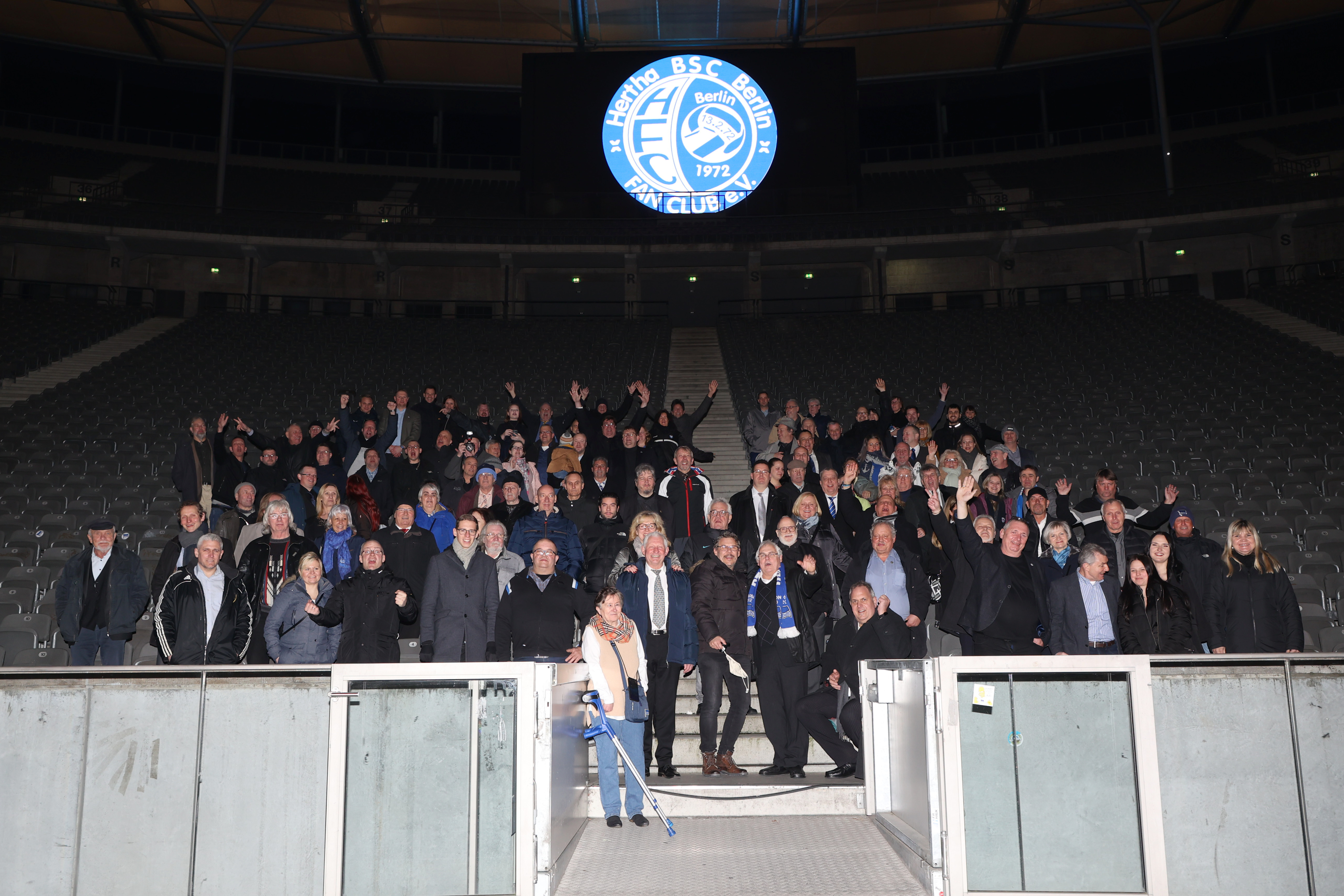 HFC in der Ostkurve im Olympiastadion vor dem HFC-Logo