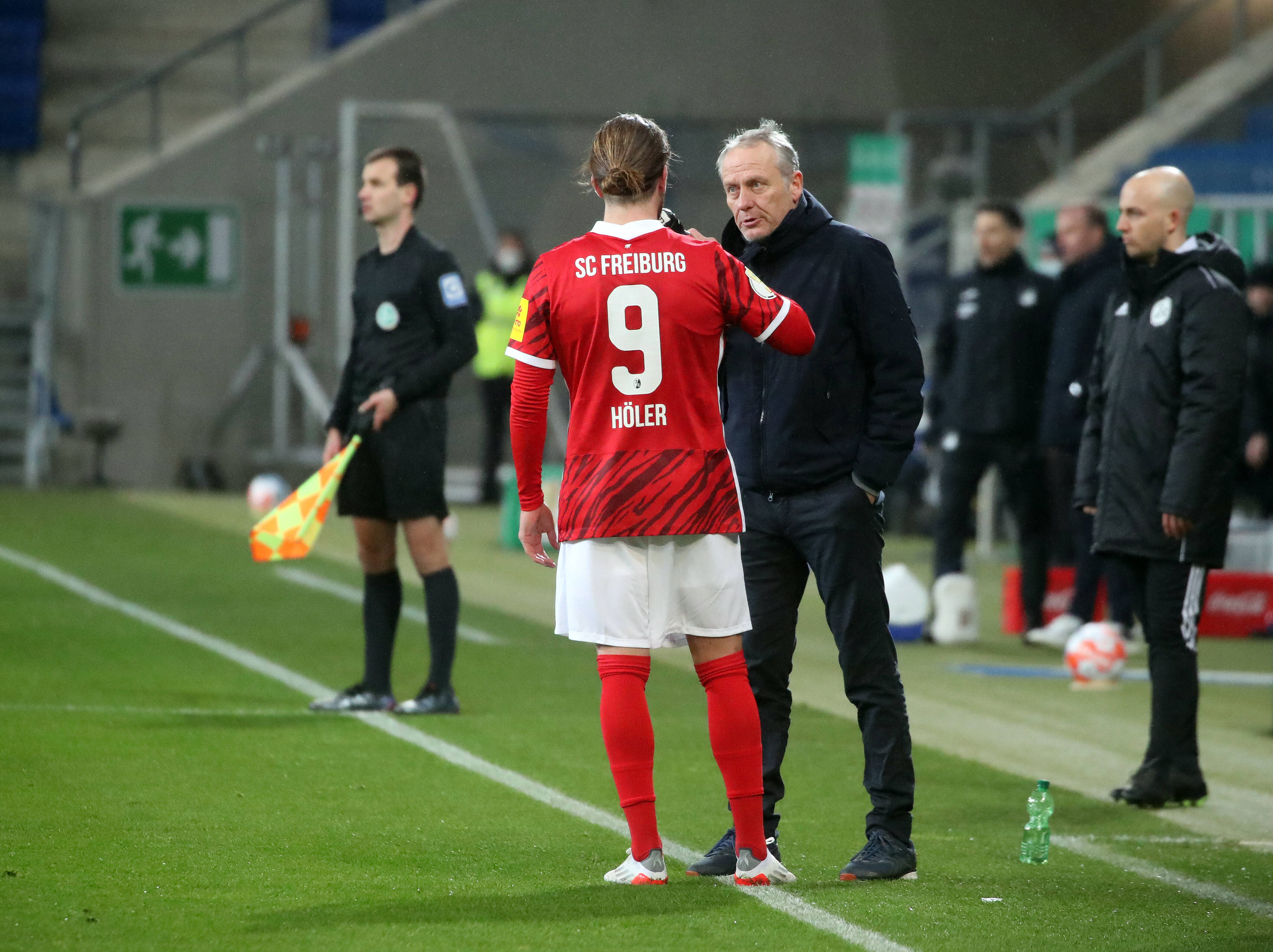 Lucas Höler y Christian Streich del SC Freiburg intercambian puntos de vista al margen.
