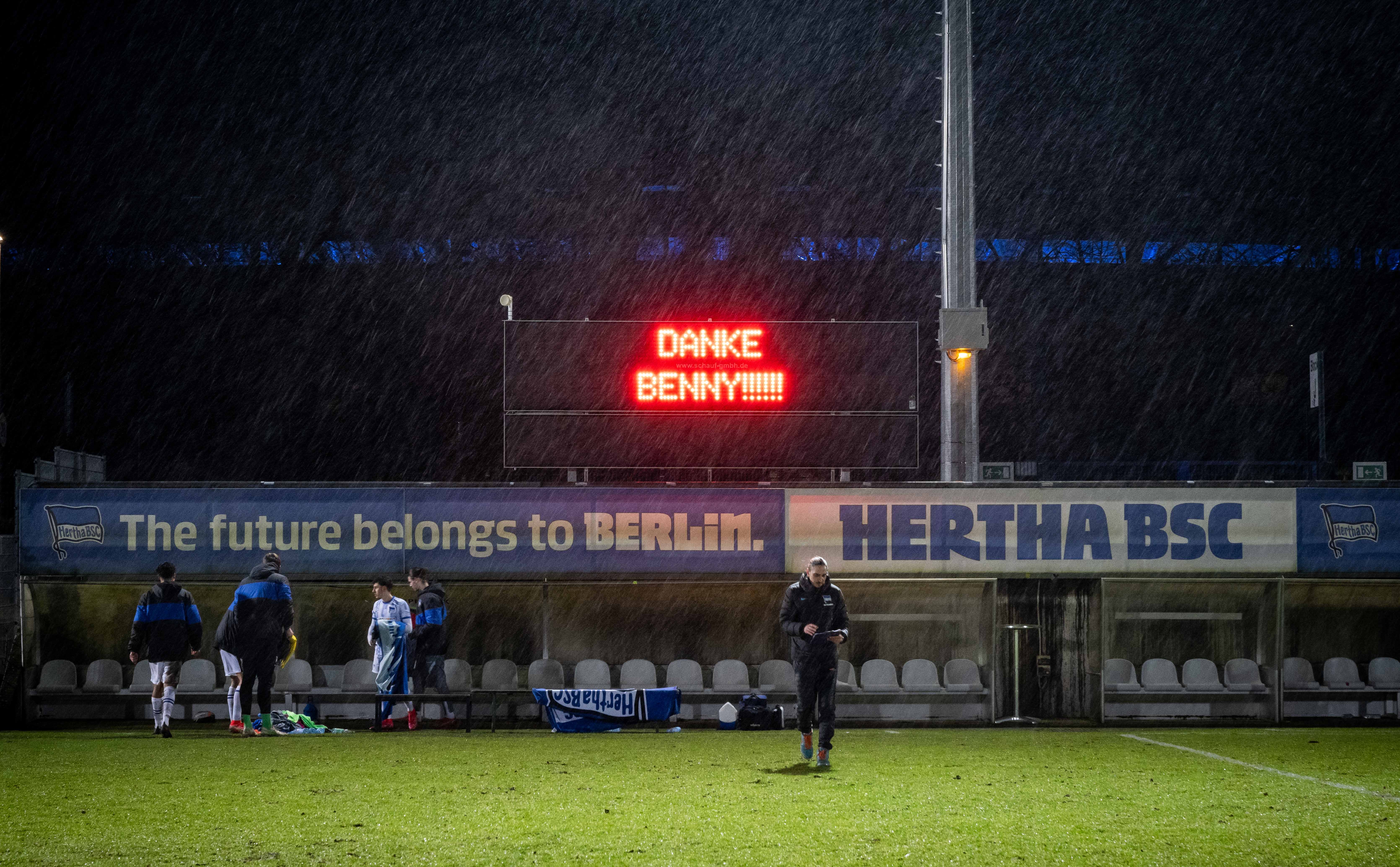 Auf der Anzeigetafel im Stadion auf dem Wurfplatz/Amateurstadion steht "Danke Benny".
