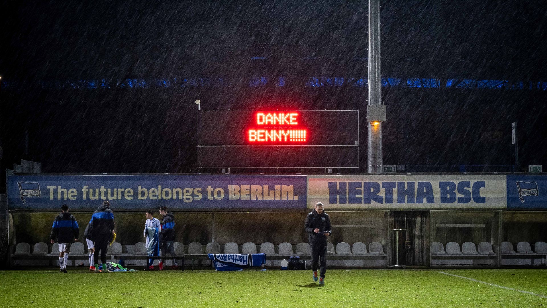 Auf der Anzeigetafel im Stadion auf dem Wurfplatz/Amateurstadion steht "Danke Benny".