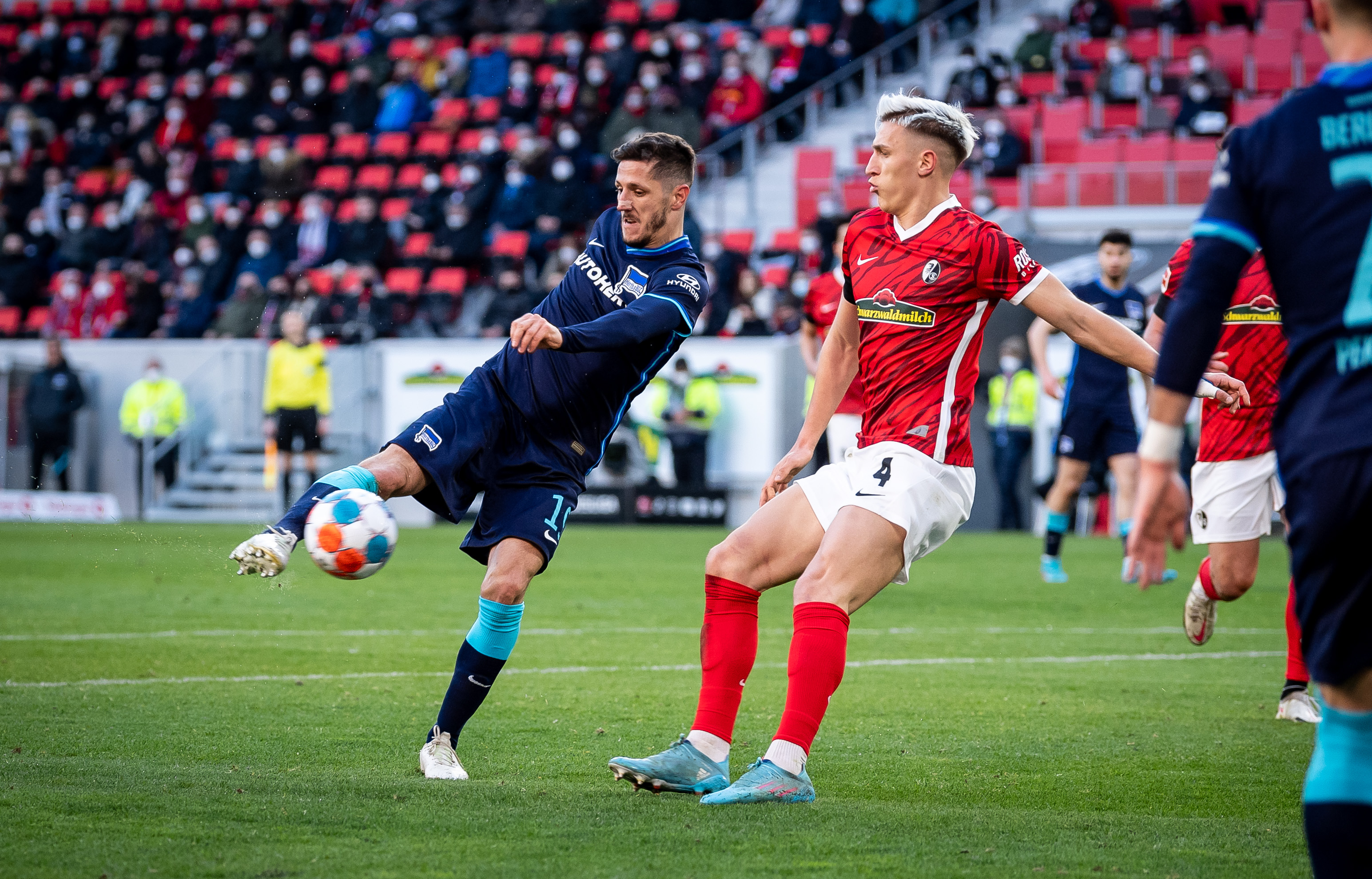Stevan Jovetić beim Torschuss im Duell mit Nico Schlotterbeck.