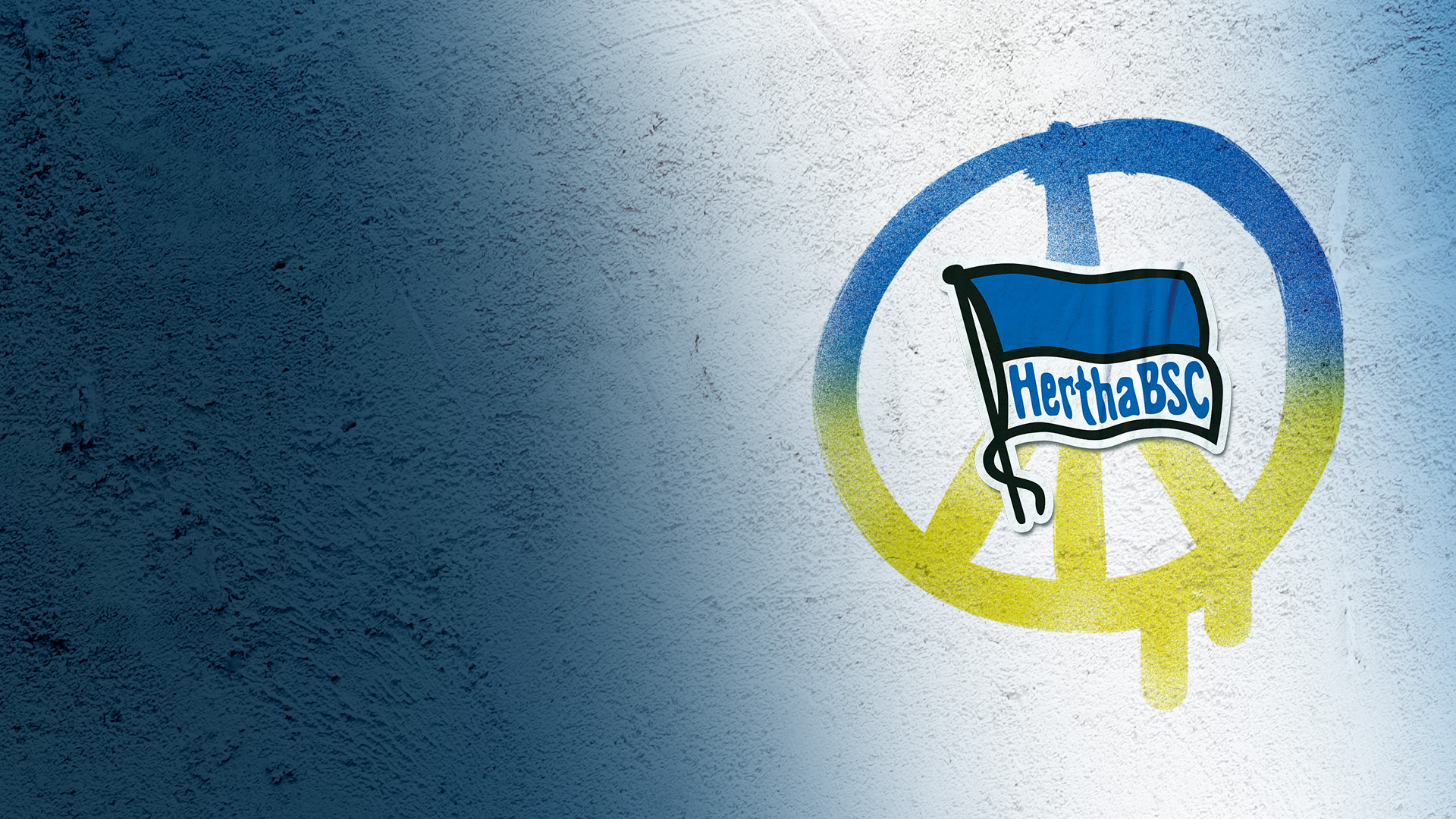 Das Peace-Zeichen in den Farben der Ukrainischen Flagge hinter dem Hertha BSC Logo.