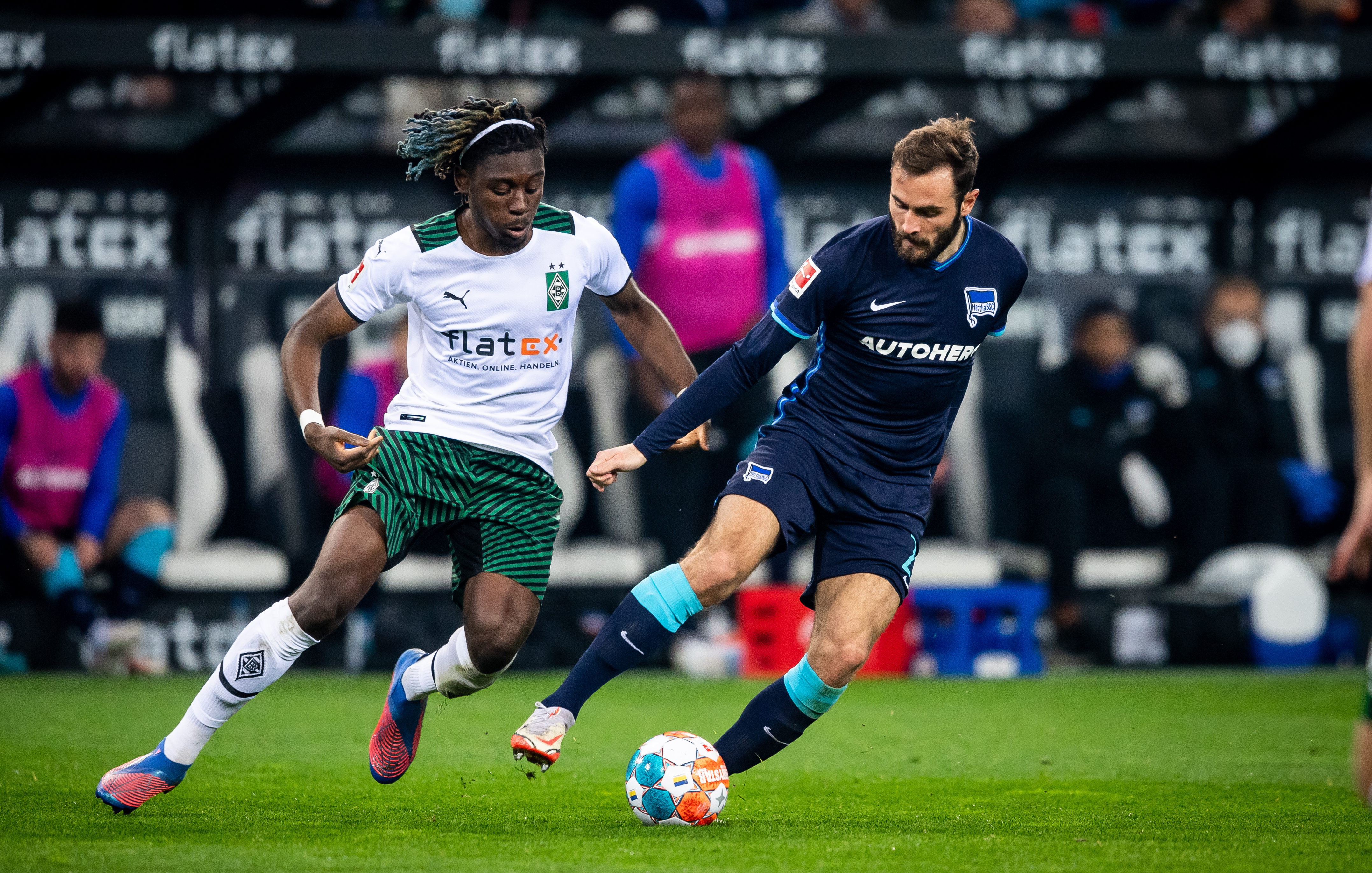 Lucas Tousart looks to get away from Manu Koné.