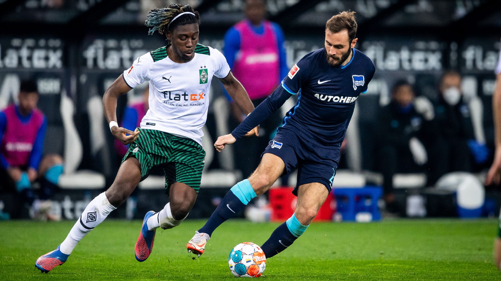 Lucas Tousart eilt Manu Koné davon.