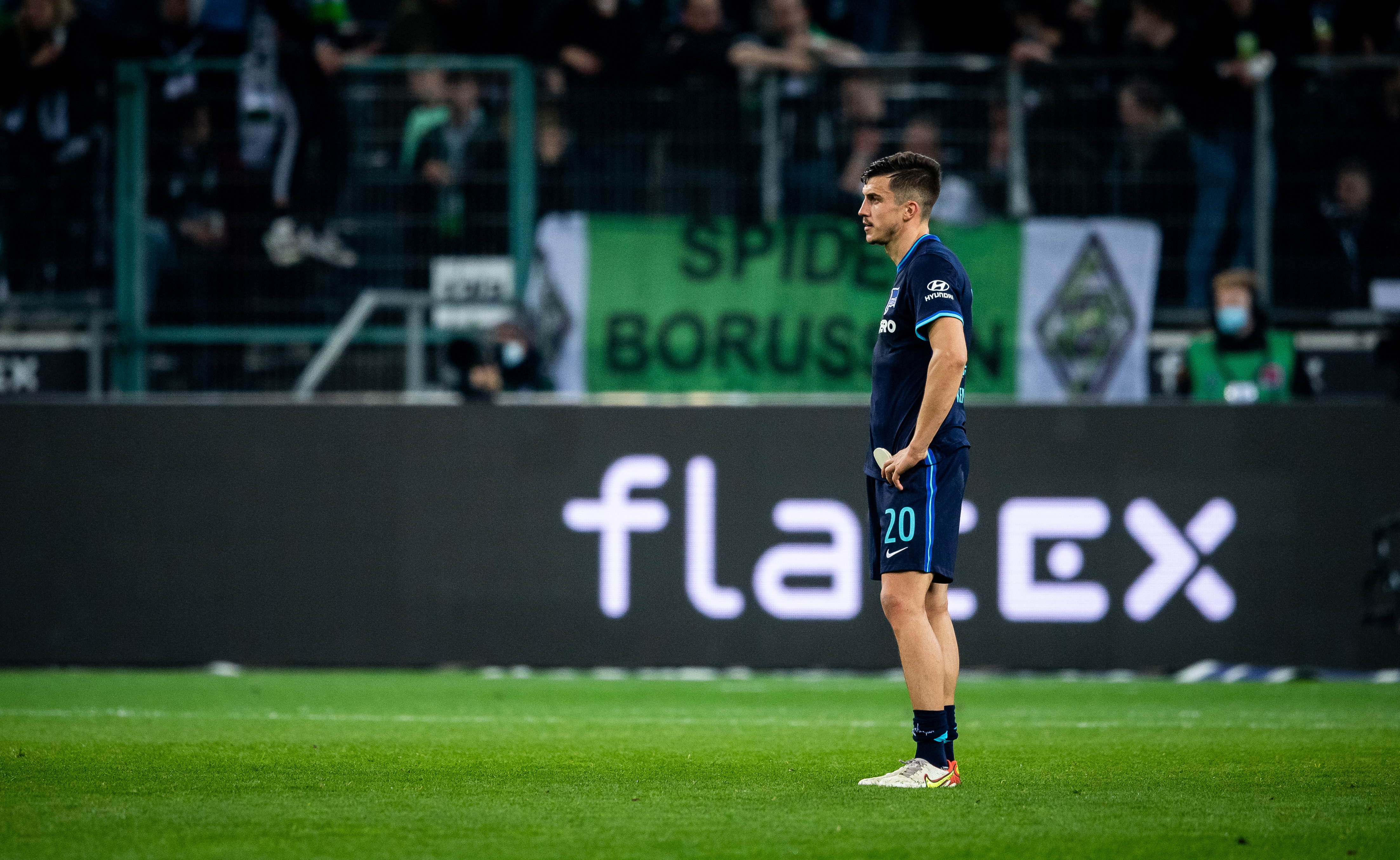 Marc Kempf starrt nach der Niederlage bei Borussia Mönchengladbach gedankenverloren ins Nichts.