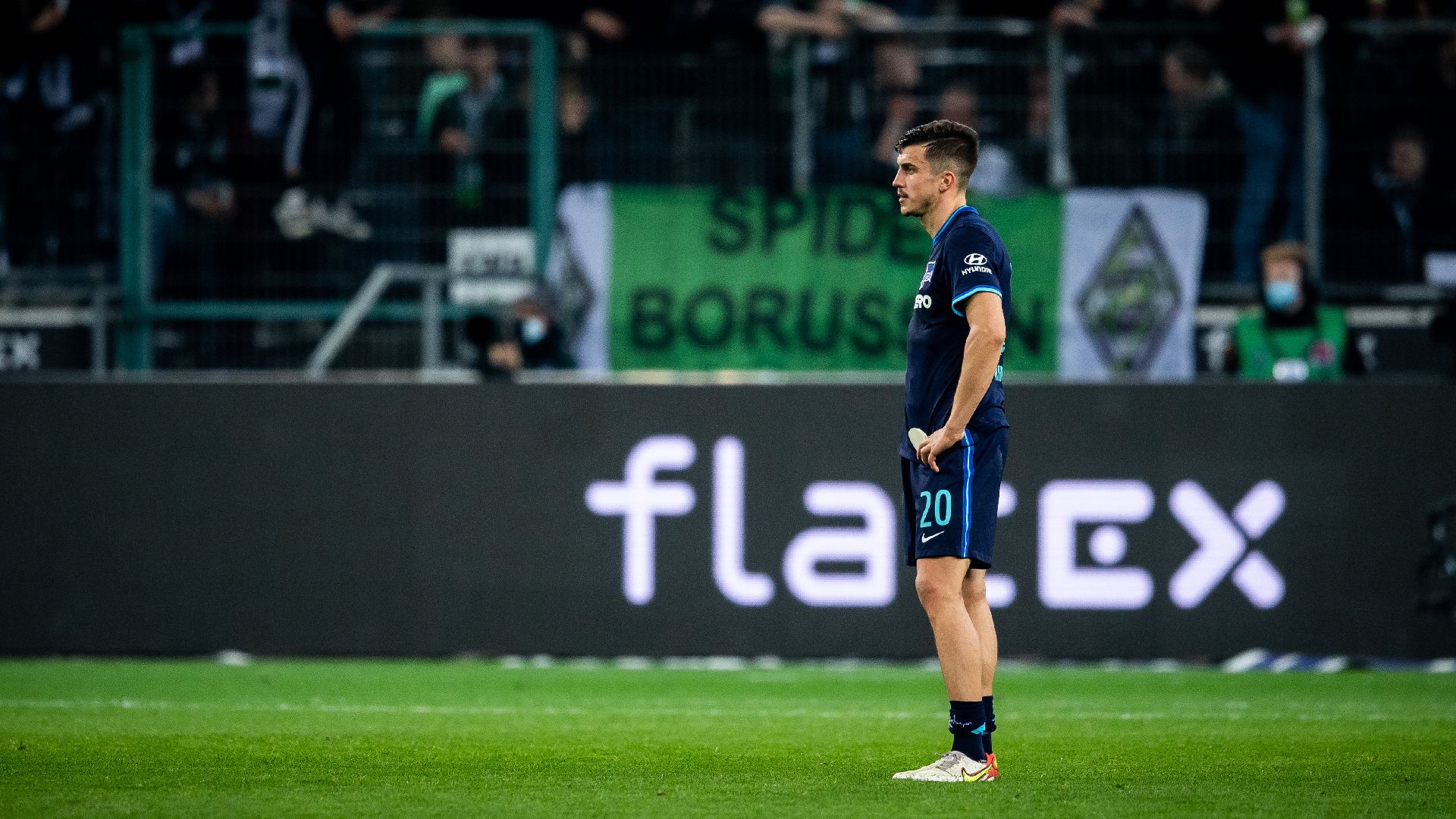 Marc Kempf starrt nach der Niederlage bei Borussia Mönchengladbach gedankenverloren ins Nichts.