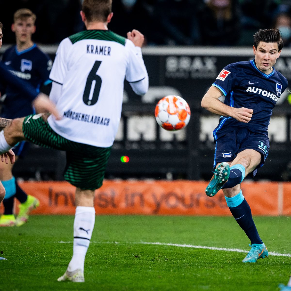 Jurgen Ekkelenkamp gibt in Mönchengladbach einen Torschuss ab.