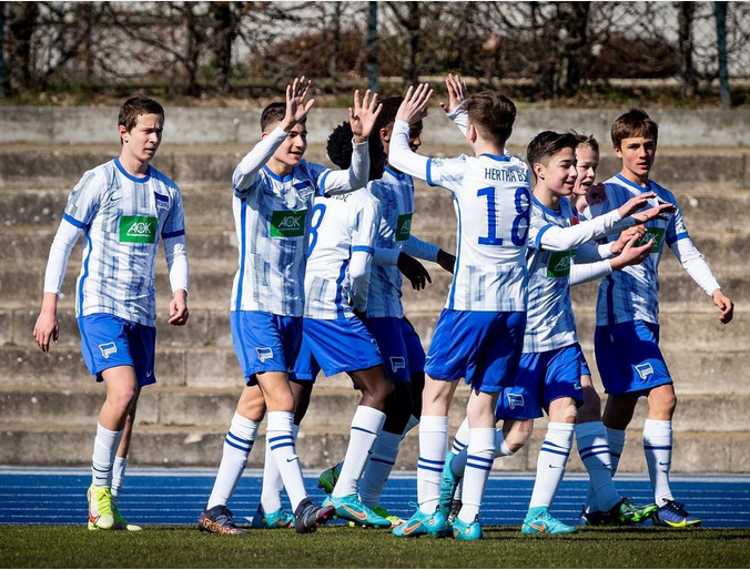 Die U15 bejubelt einen Treffer im Derby.