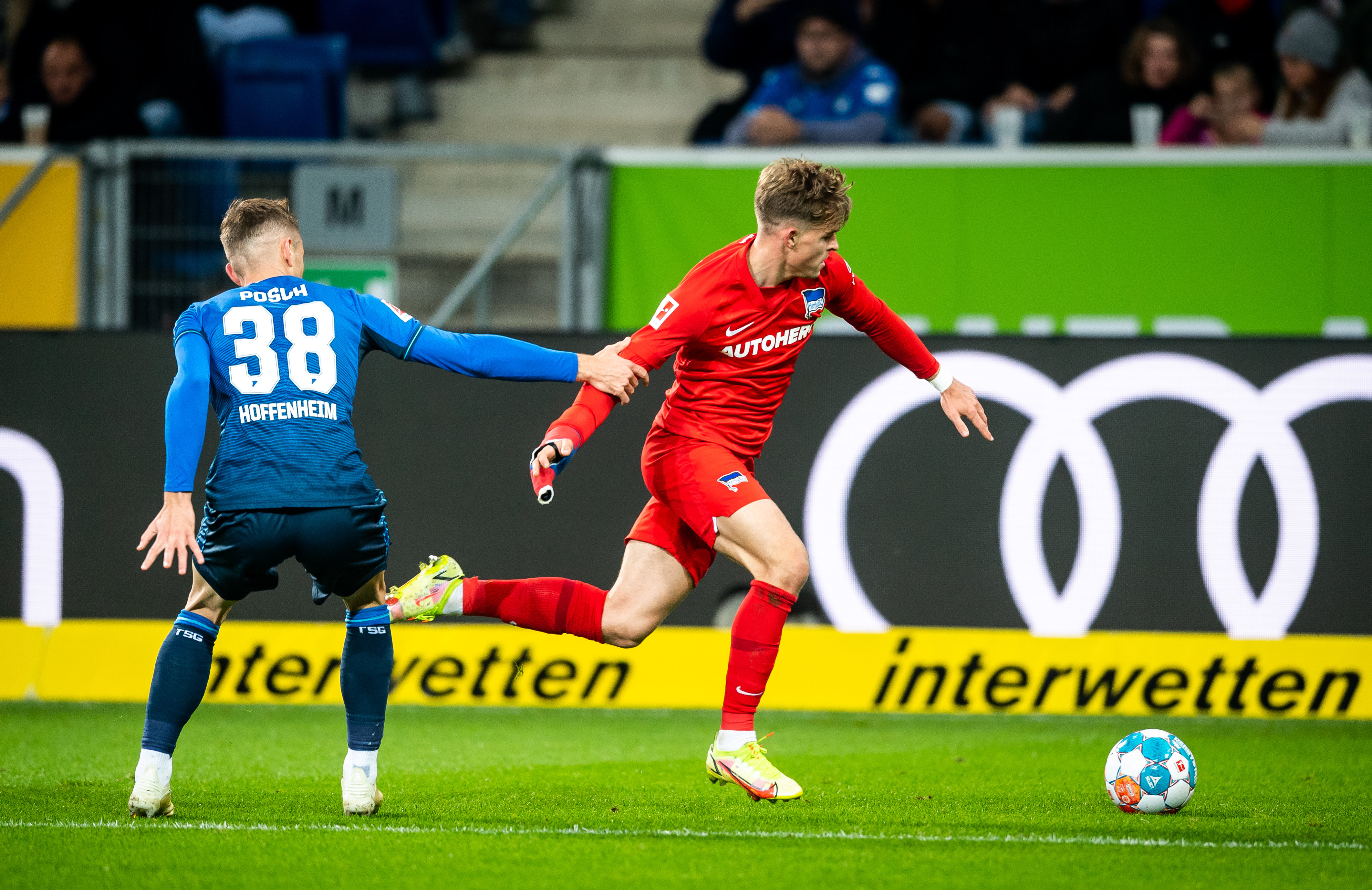 Maxi Mittelstädt geht an einem Hoffenheimer Gegenspieler vorbei.