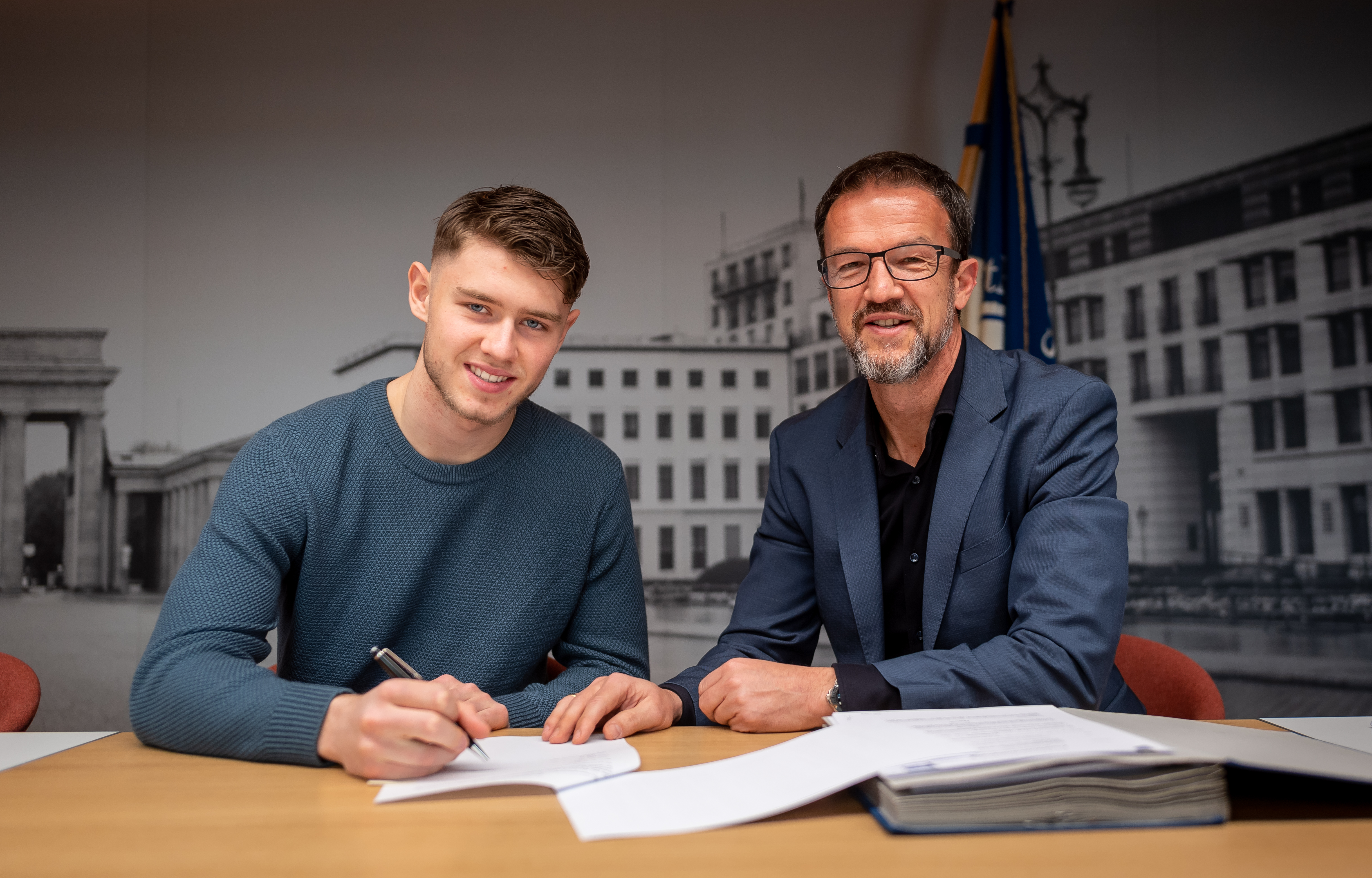 Linus Gechter unterschreibt seinen ersten Profi-Vertrag im Beisein von Geschäftsführer Sport Fredi Bobic.