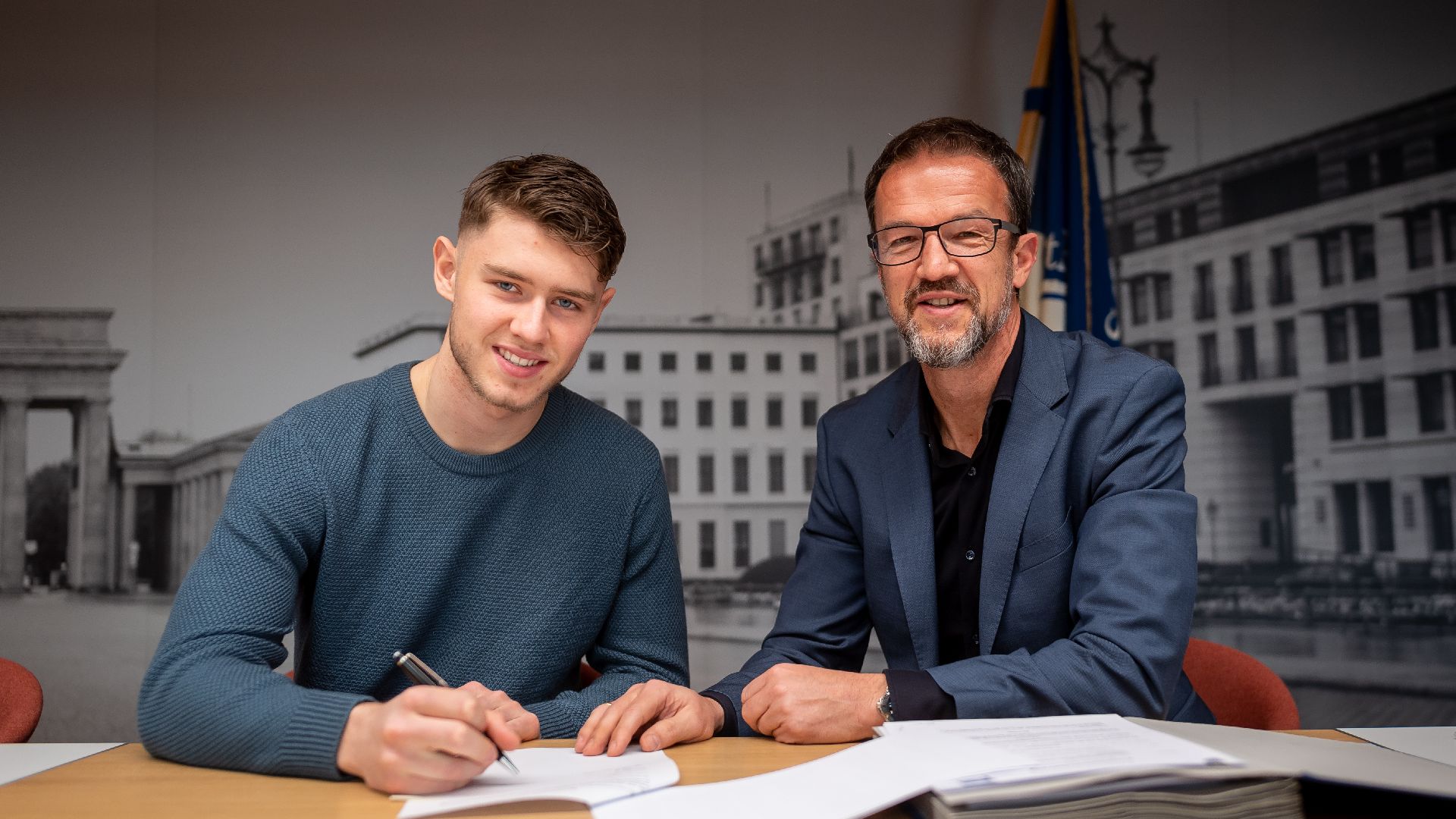 Linus Gechter unterschreibt seinen ersten Profi-Vertrag im Beisein von Geschäftsführer Sport Fredi Bobic.