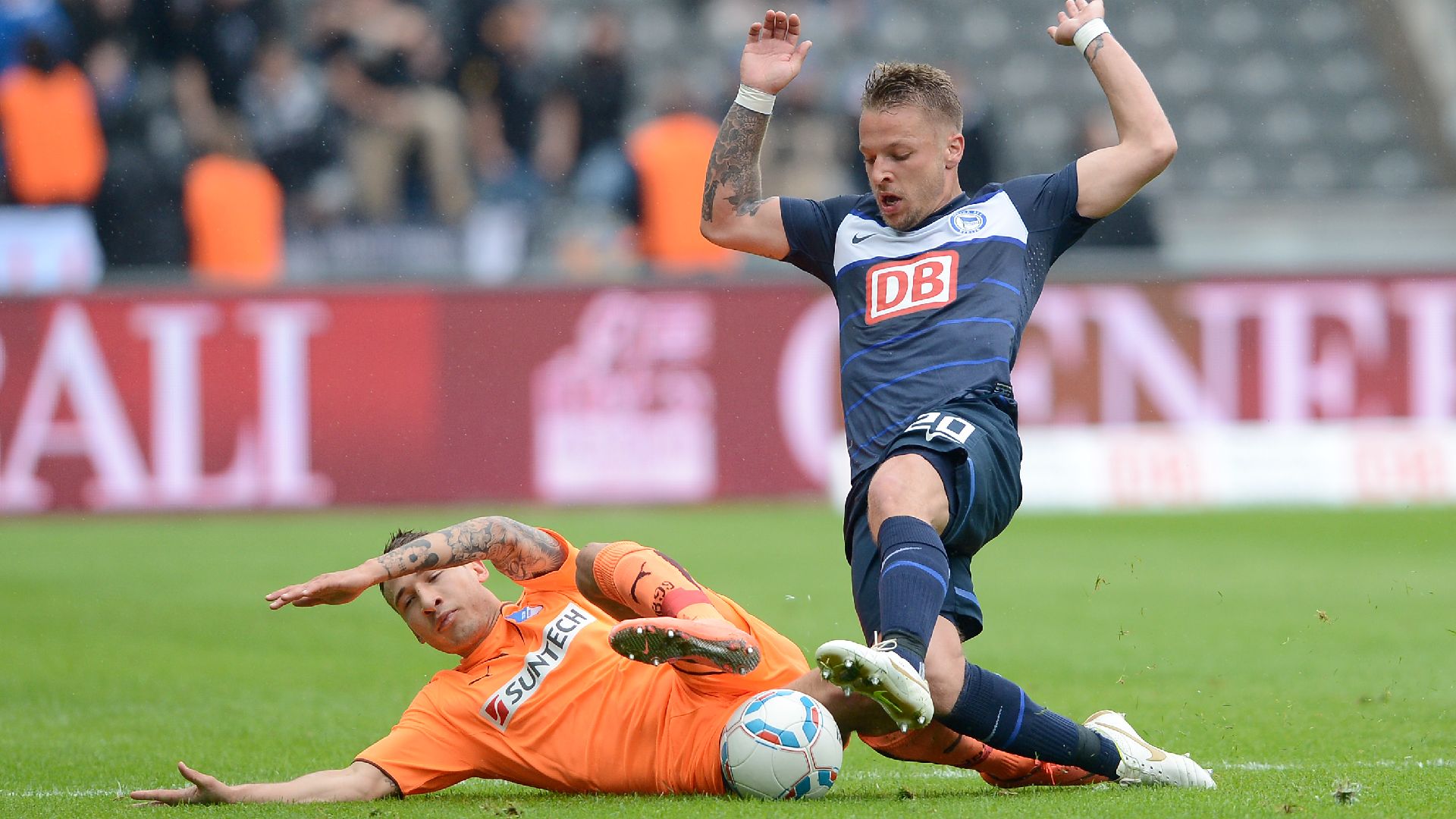 Patrick Ebert setzt sich im Zweikampf mit Hoffenheims Fabian Johnson durch.
