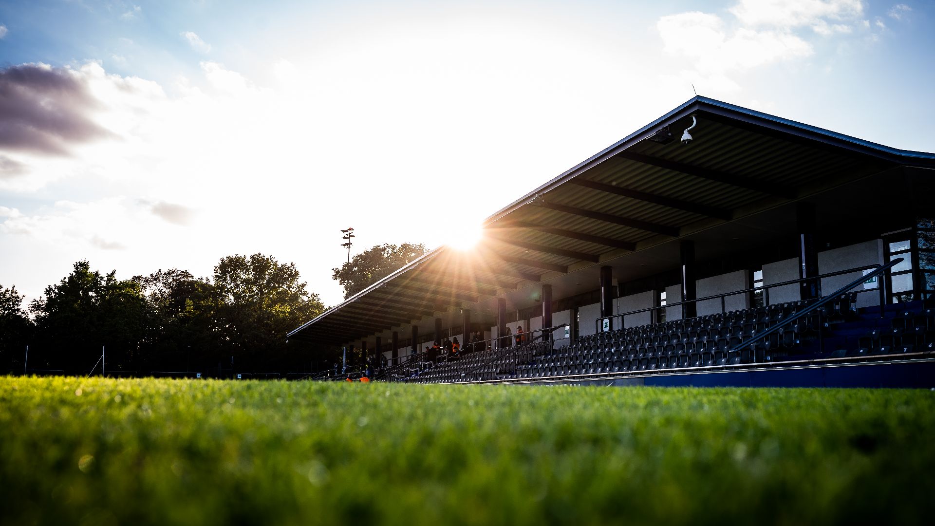 Die Sonne scheint über der Tribüne des Amateurstadions.