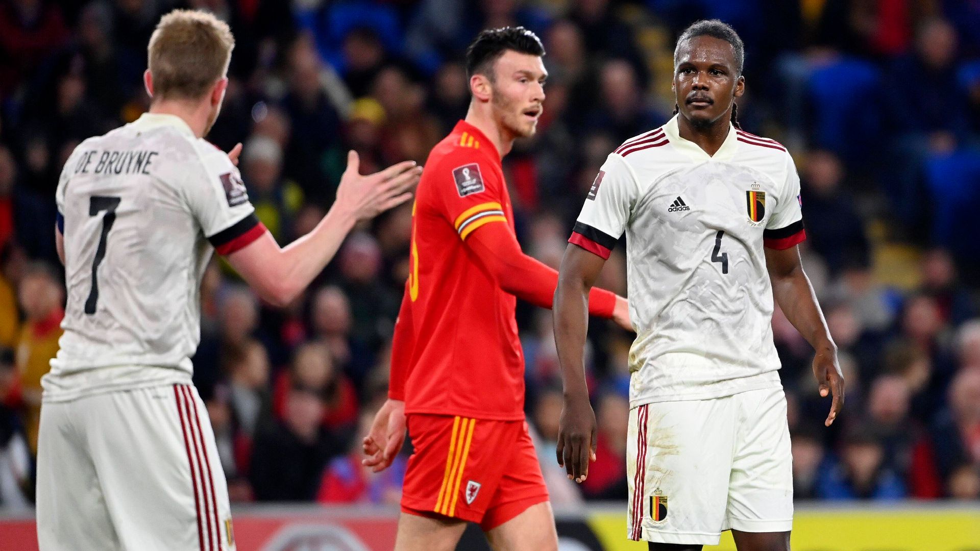 Dedryck Boyata kommuniziert während eines Belgien-Spiels mit Kevin De Bruyne.