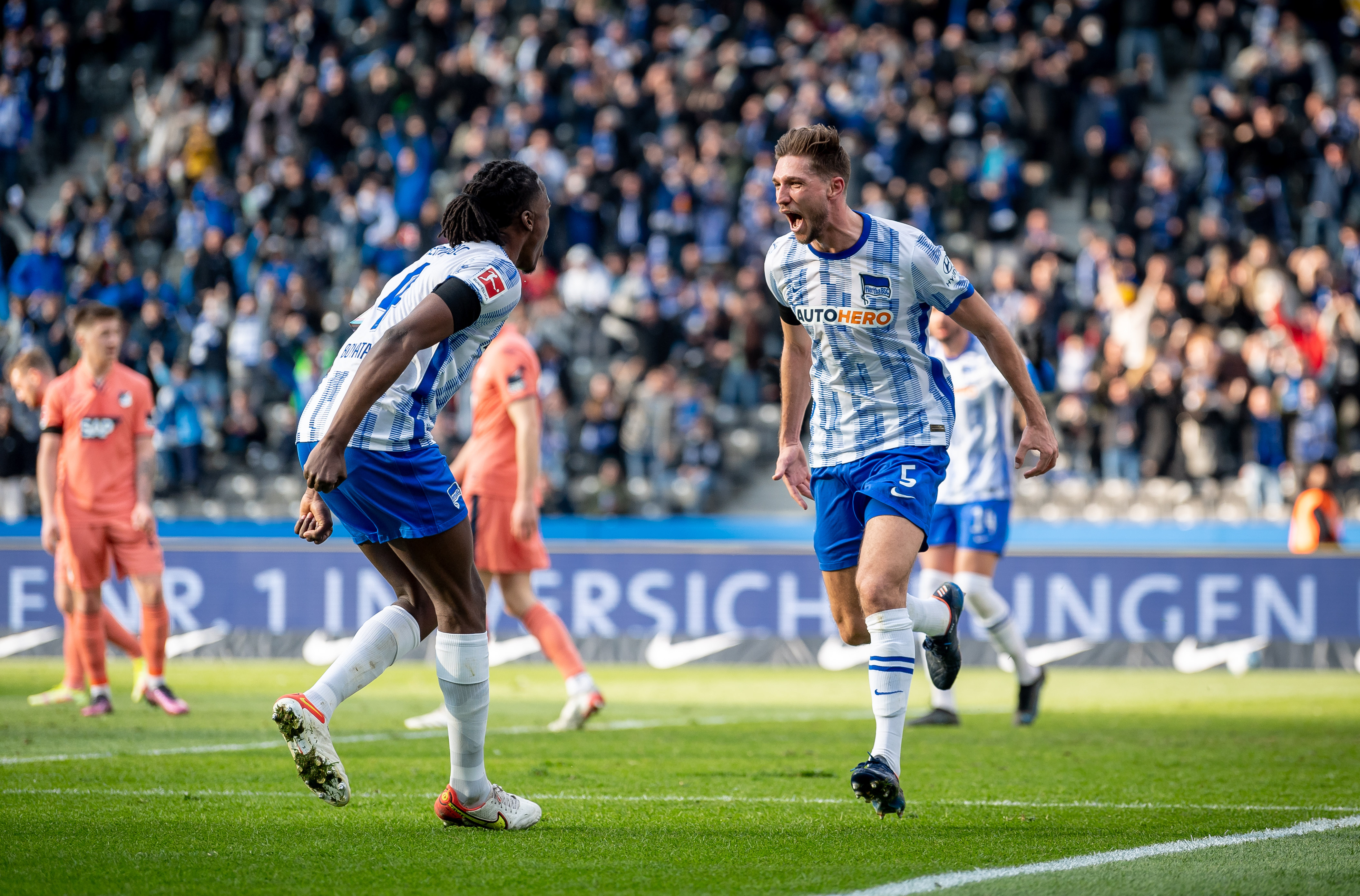 Niklas Stark bejubelt gemeinsam mit Dedryck Boyata das 1:0 gegen die TSG Hoffenheim.