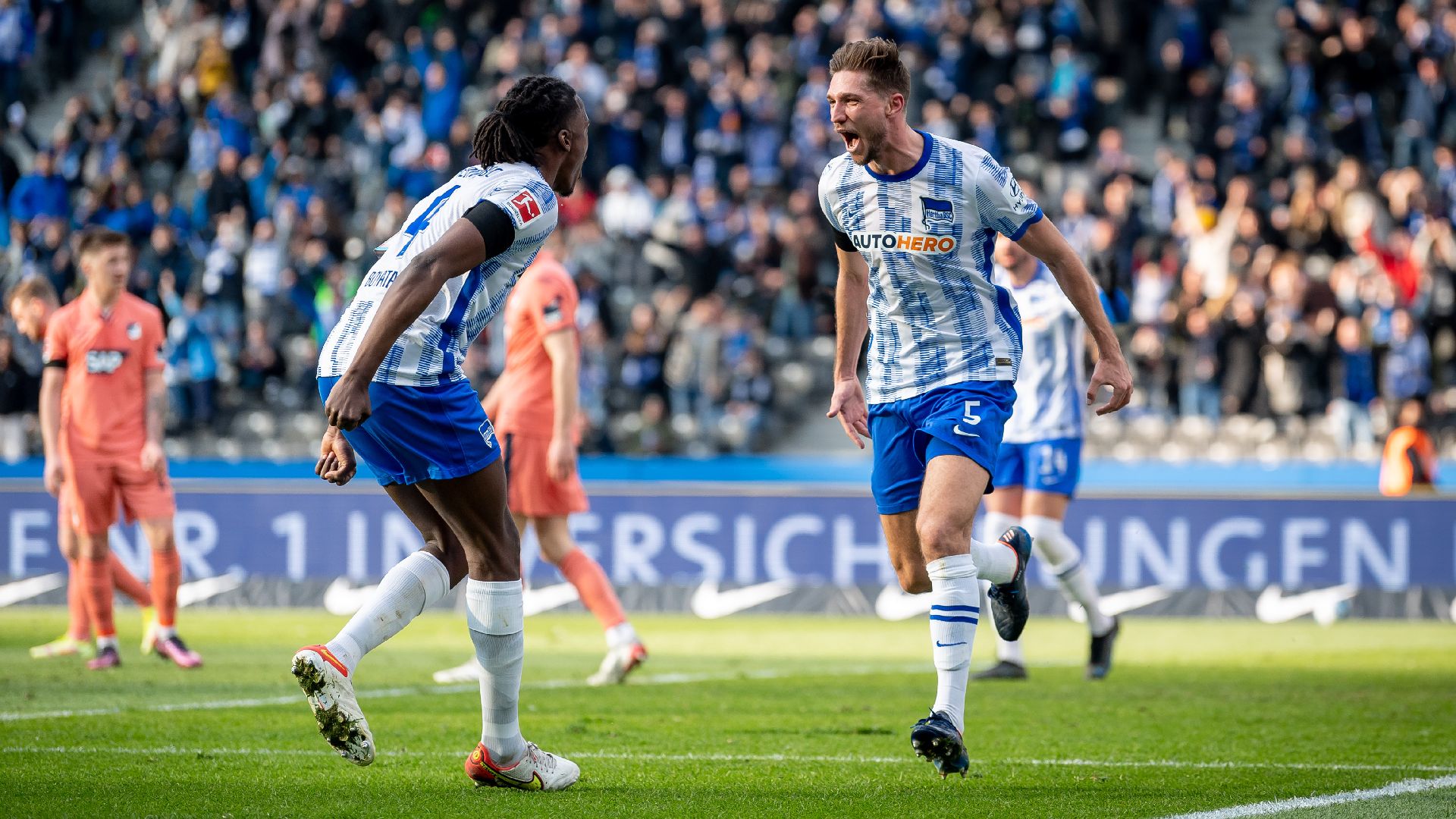 Niklas Stark bejubelt gemeinsam mit Dedryck Boyata das 1:0 gegen die TSG Hoffenheim.