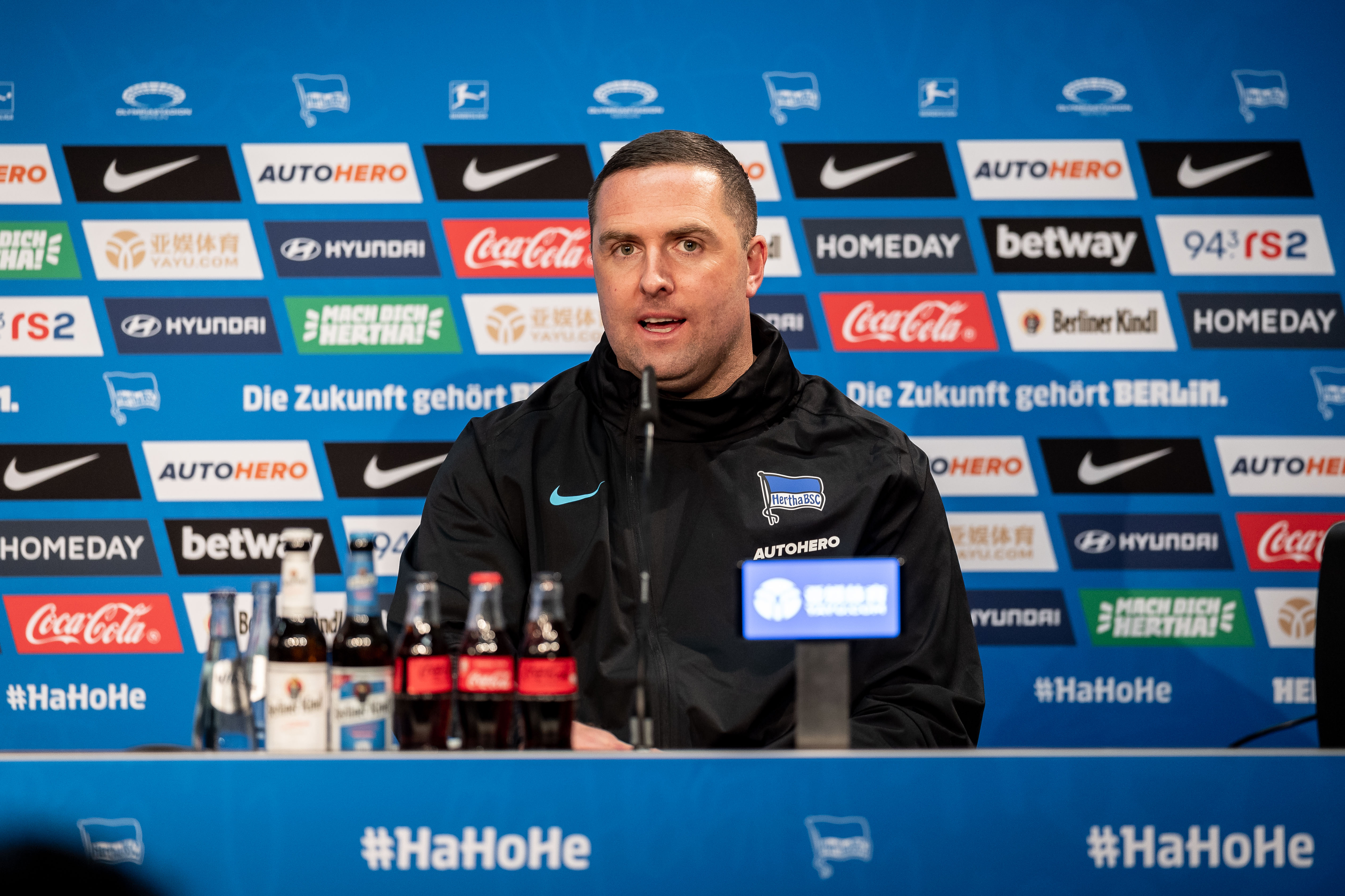 Mark Fotheringham habla en la rueda de prensa tras la victoria en casa contra el Hoffenheim.