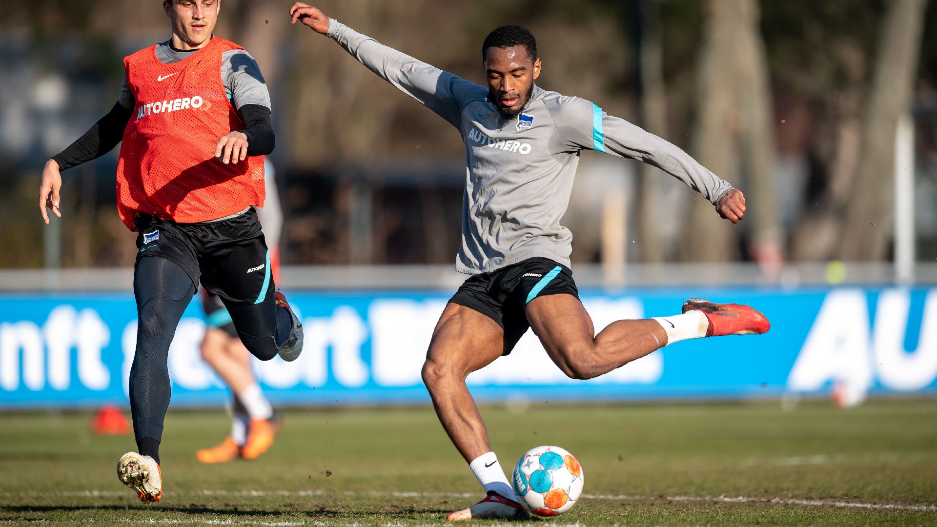 Myziane Maolida zieht im Training unserer Blau-Weißen ab.