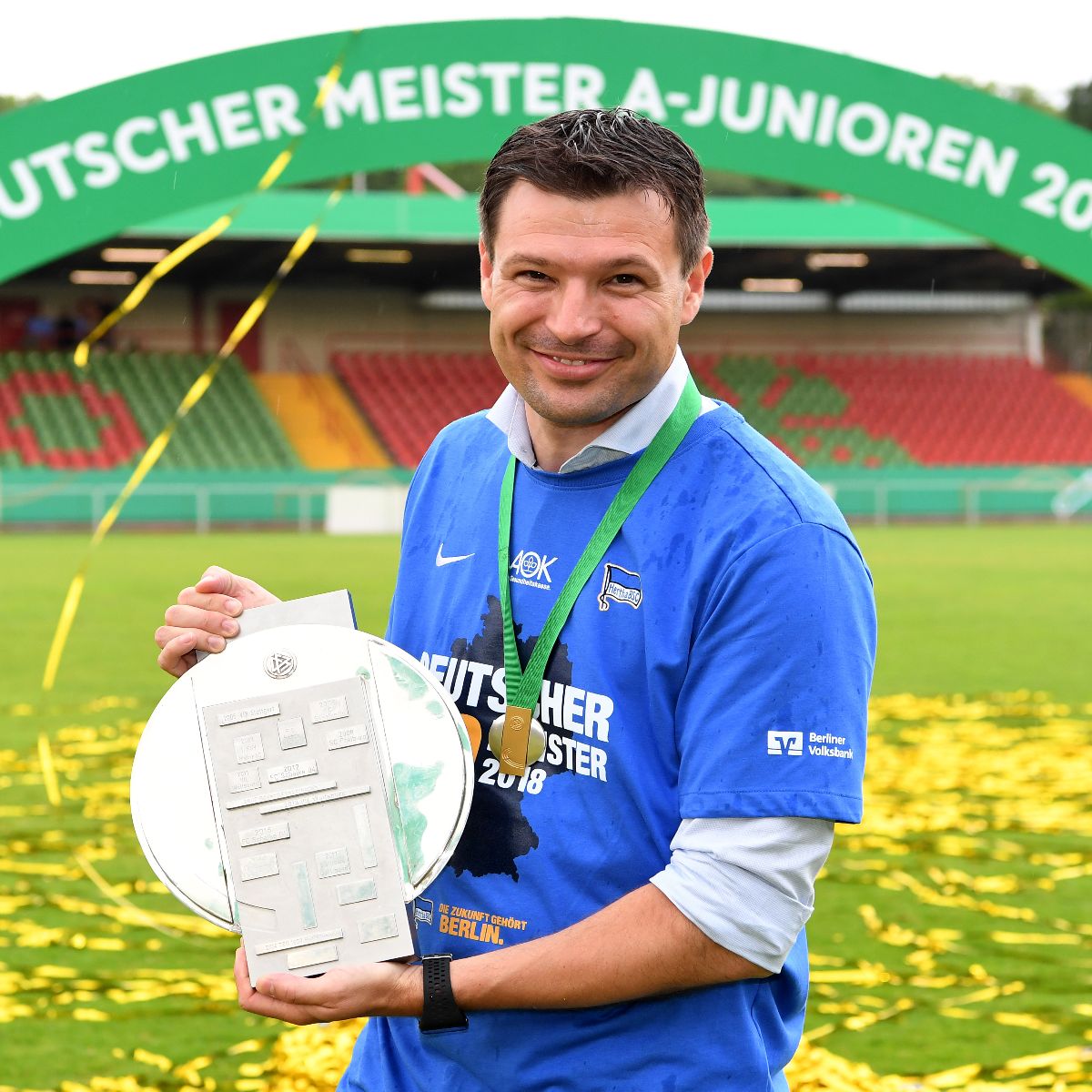 Benjamin Weber hält die Meisterschale der A-Junioren fest.